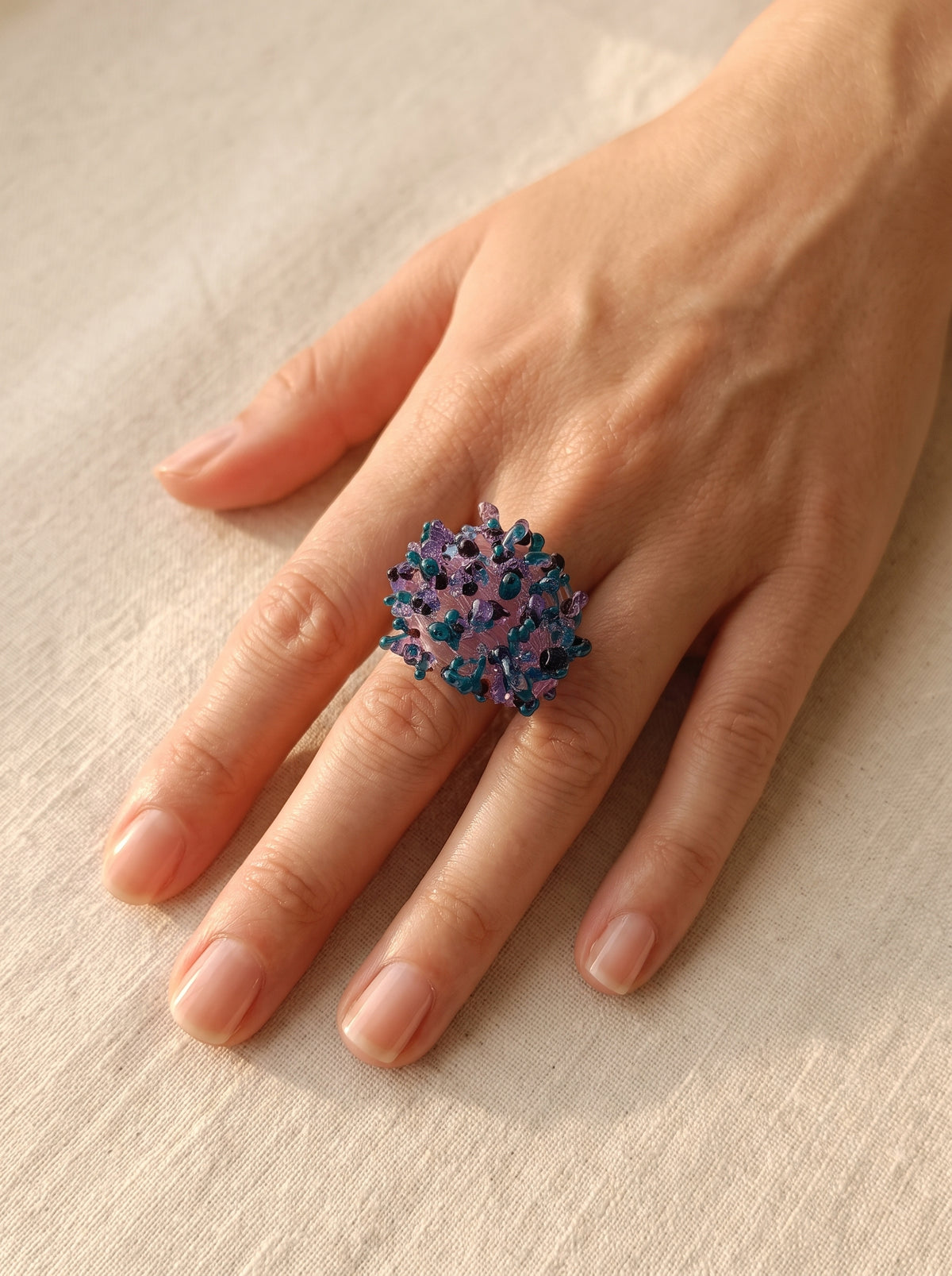 Anillo de vidrio morado, verde y negro