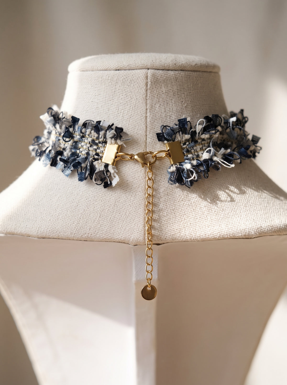 Choker de tweed con perlas.