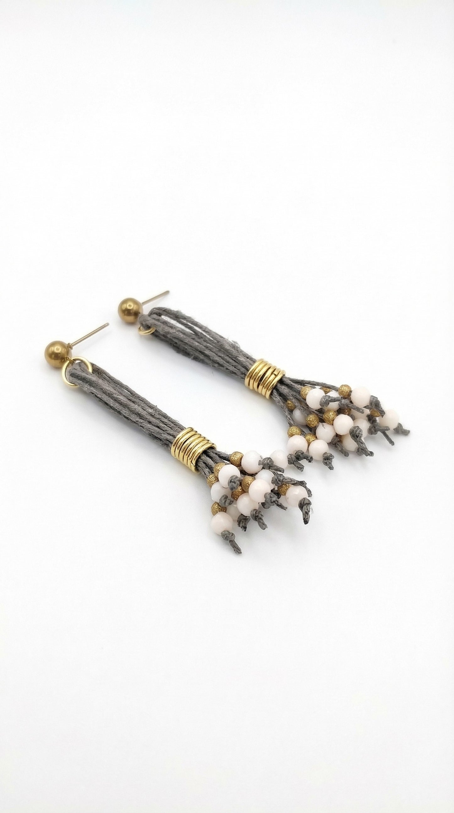 Pendientes de lino y cuentas de cristal y acero.