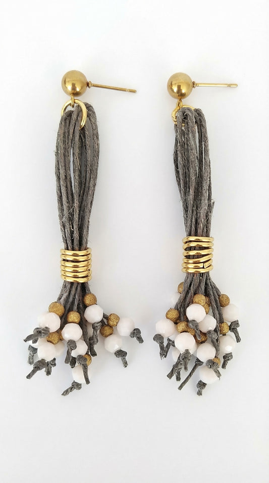 Pendientes de lino y cuentas de cristal y acero.