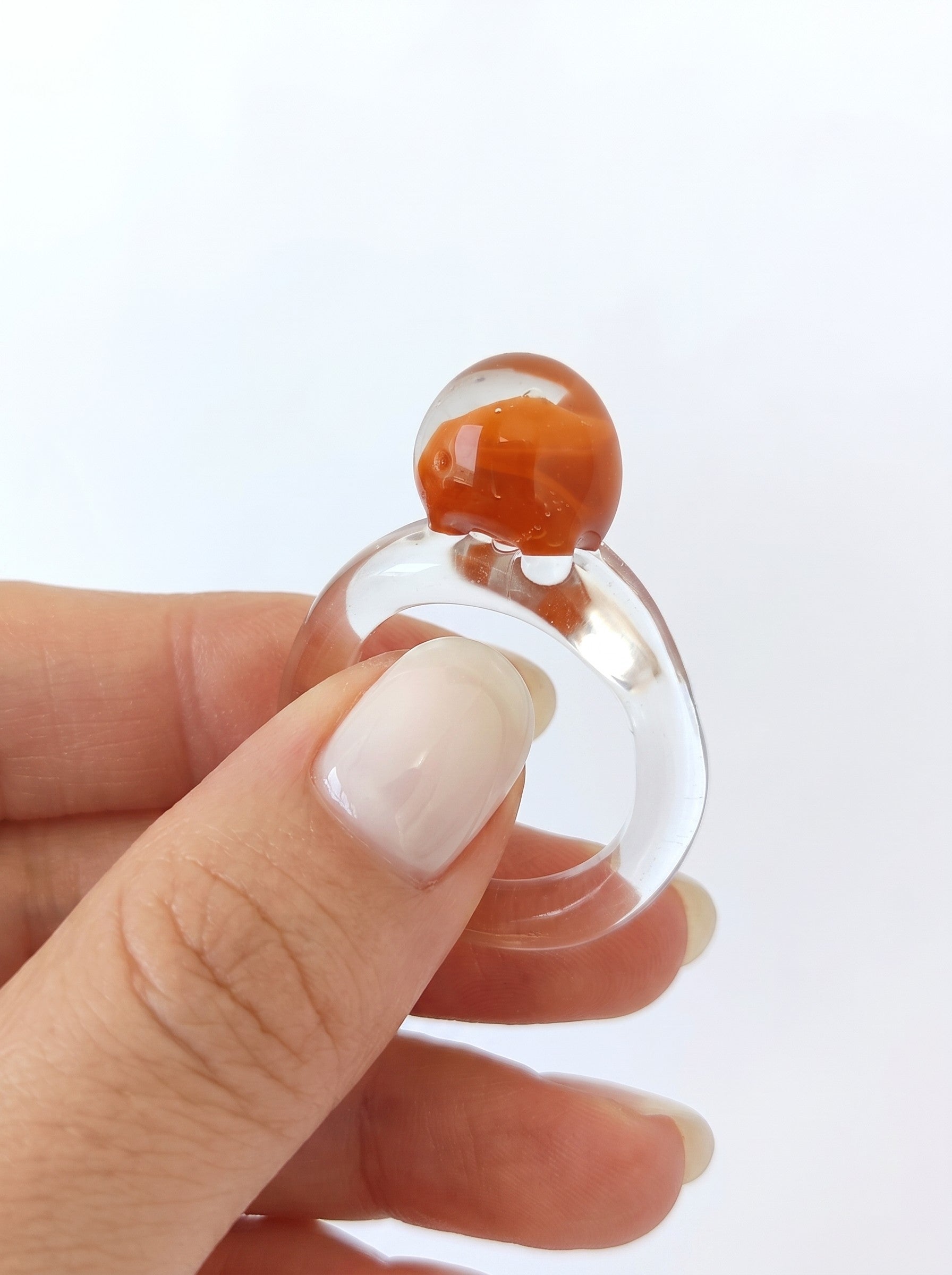 Anillo de vidrio con esfera naranja
