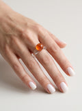 Anillo de vidrio con esfera naranja