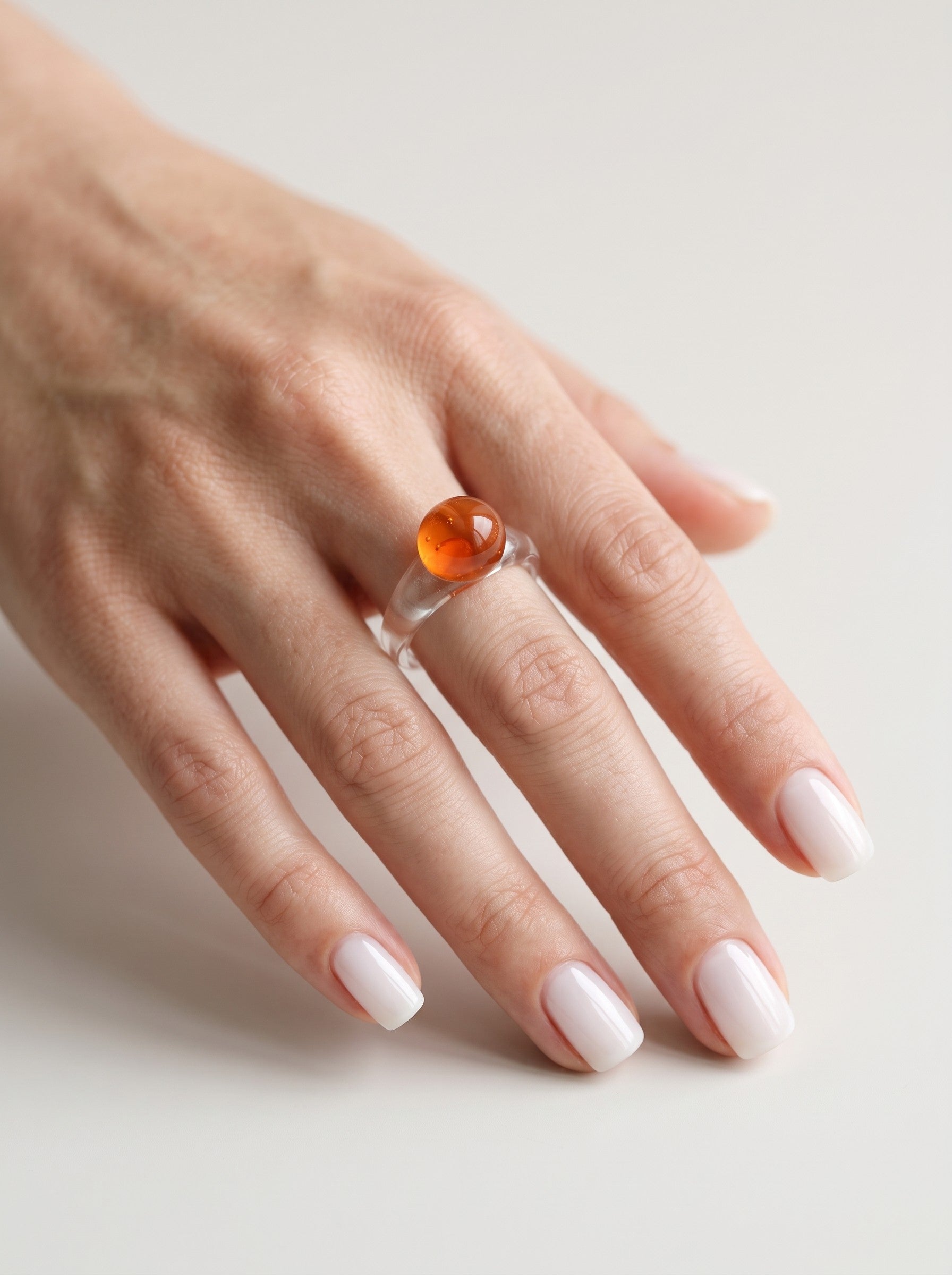 Anillo de vidrio con esfera naranja