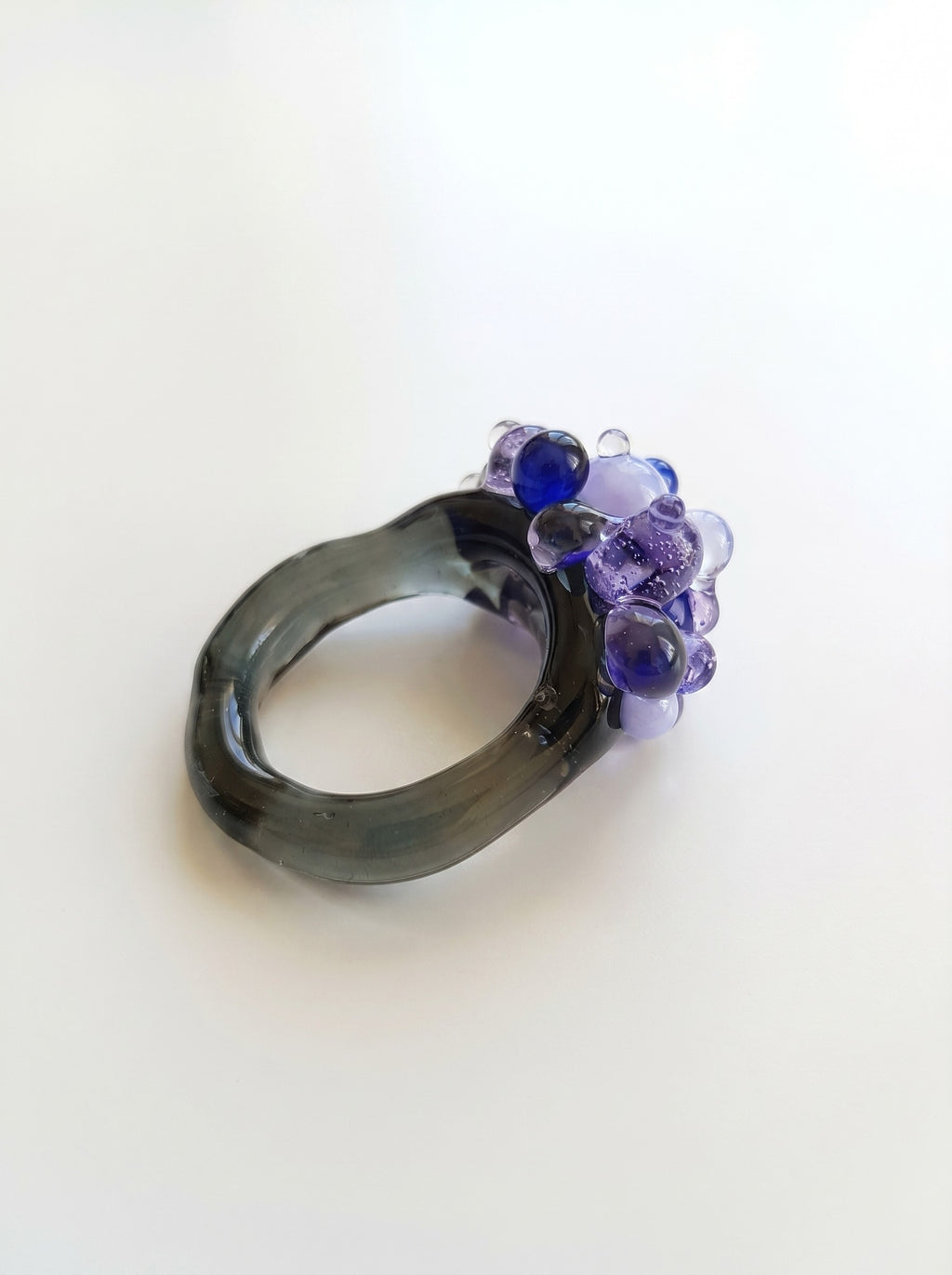 ANILLO DE VIDRIO CON BOLITAS