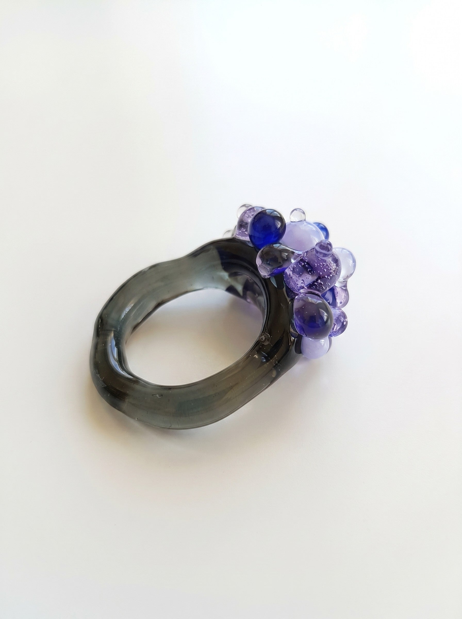 ANILLO DE VIDRIO CON BOLITAS