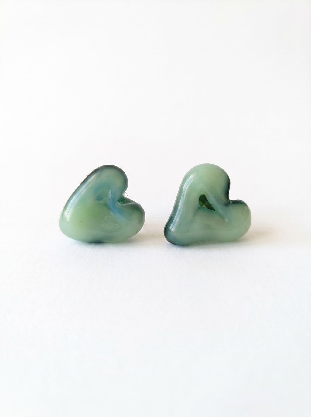 Pendientes de corazón verde de vidrio.