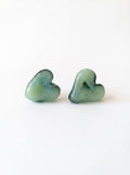 Pendientes de corazón verde de vidrio.