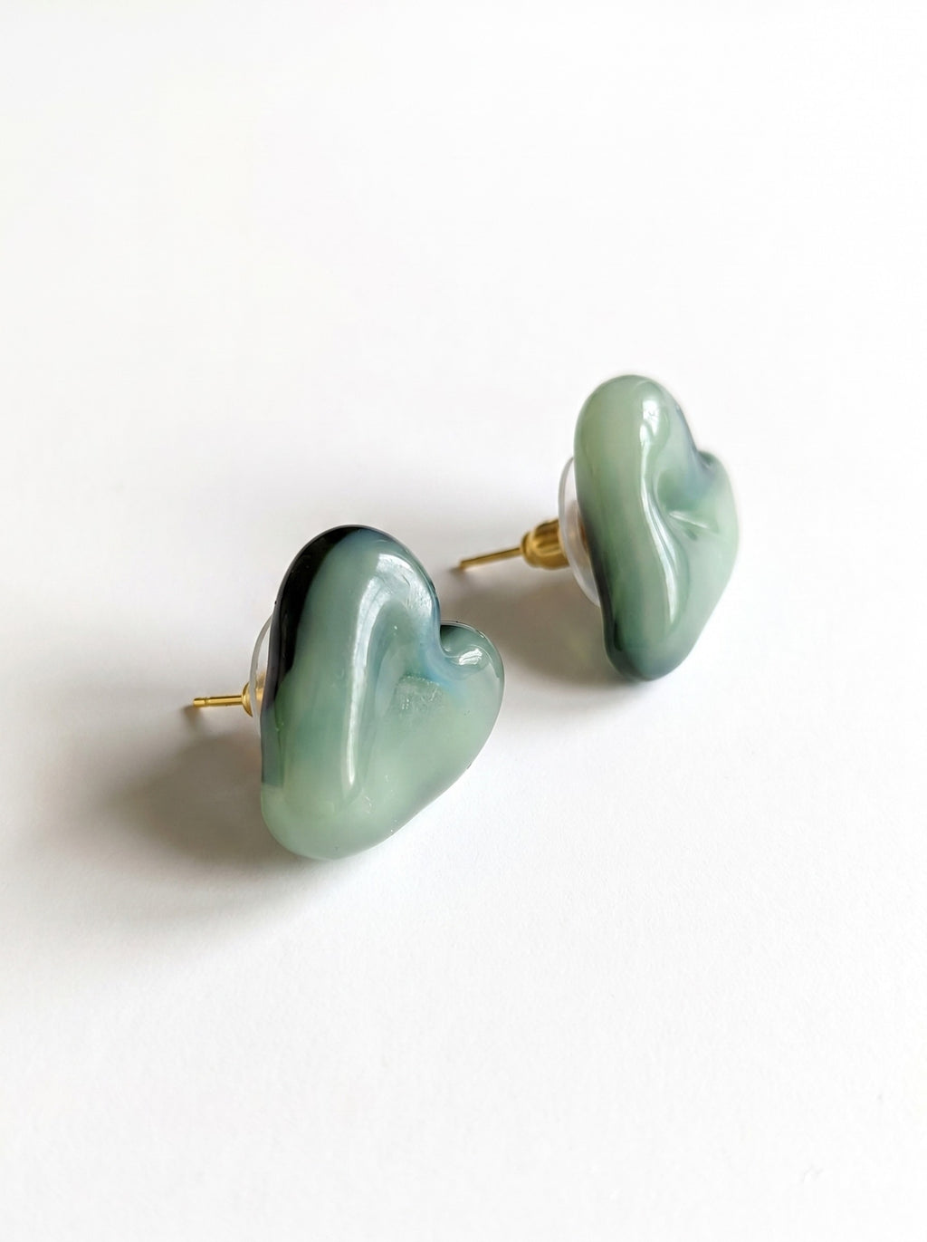 Pendientes de corazón verde de vidrio.