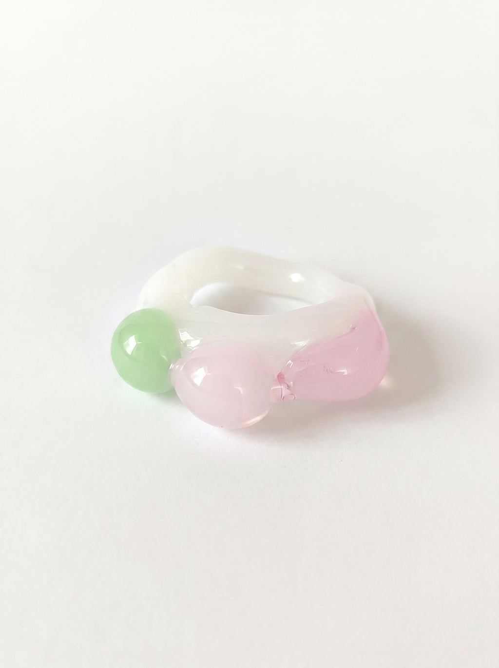 ANILLO DE VIDRIO BLANCO ROSA Y VERDE.