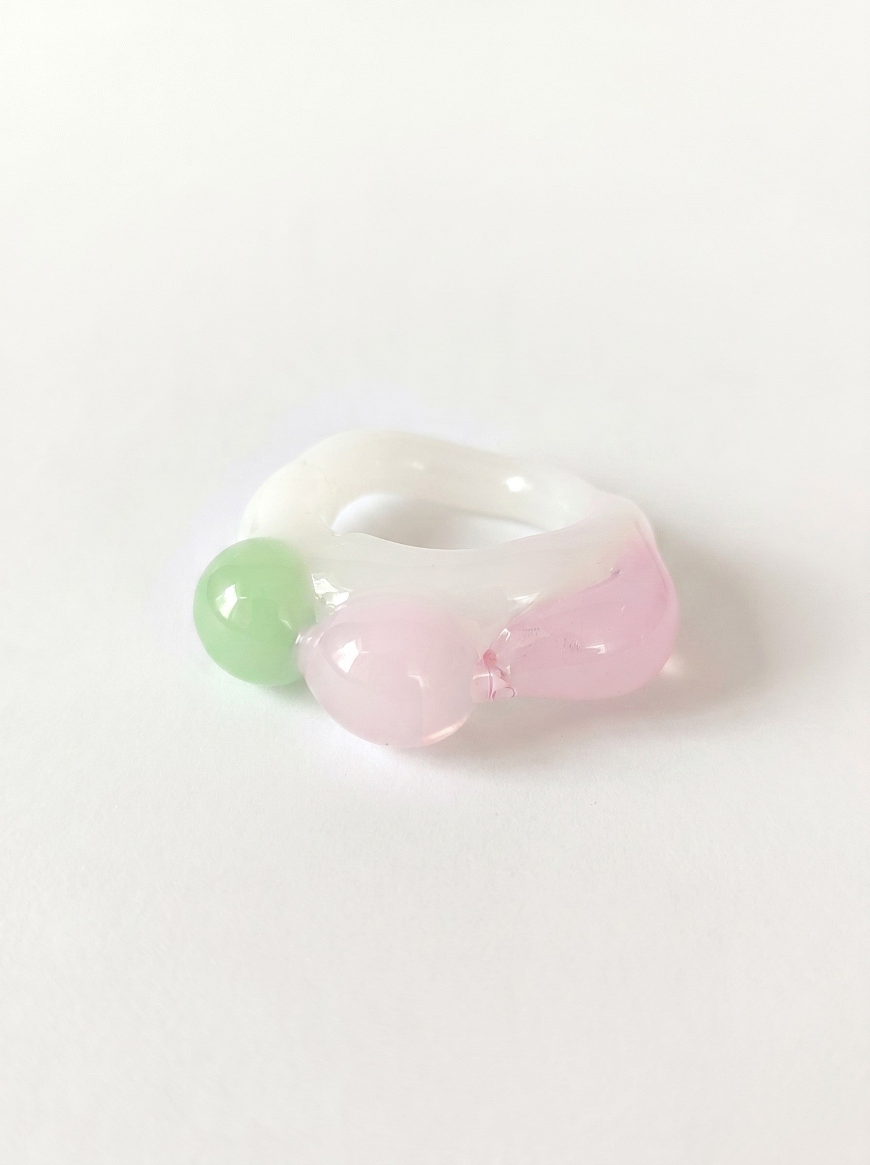 ANILLO DE VIDRIO BLANCO ROSA Y VERDE.