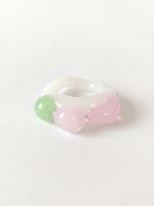 ANILLO DE VIDRIO BLANCO ROSA Y VERDE.