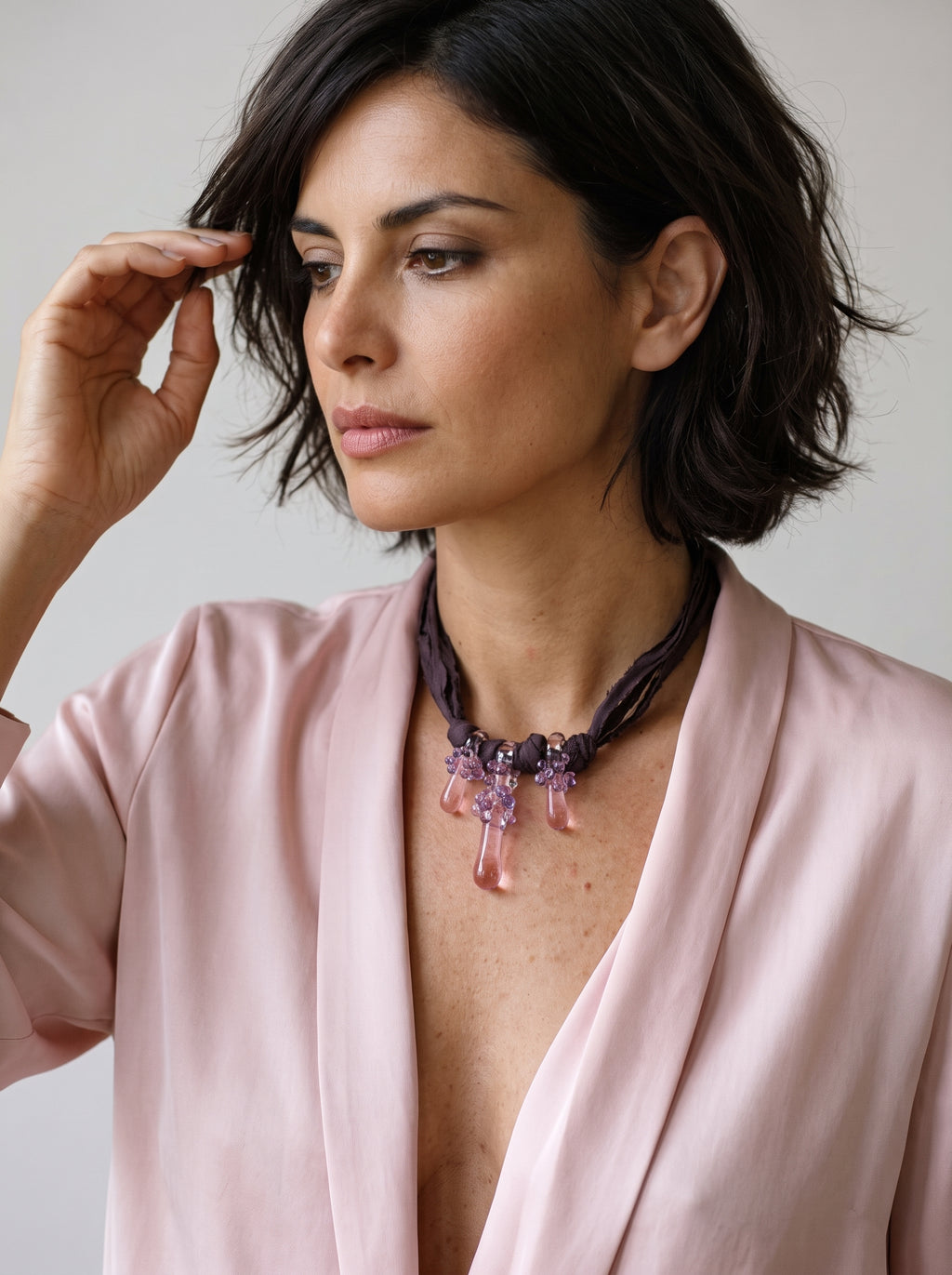 lCollar Sari borgoña con lágrimas de vidrio