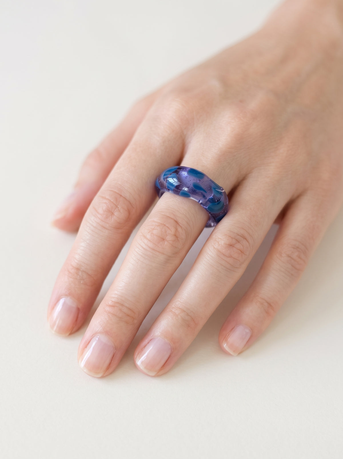 Anillo de Vidrio Morado y Verde Azulado