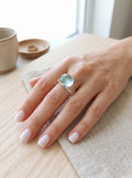 Anillo de vidrio con esfera aguamarina