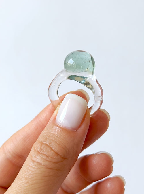 Anillo de vidrio con esfera aguamarina
