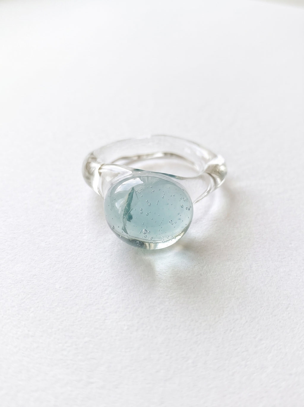 Anillo de vidrio con esfera aguamarina