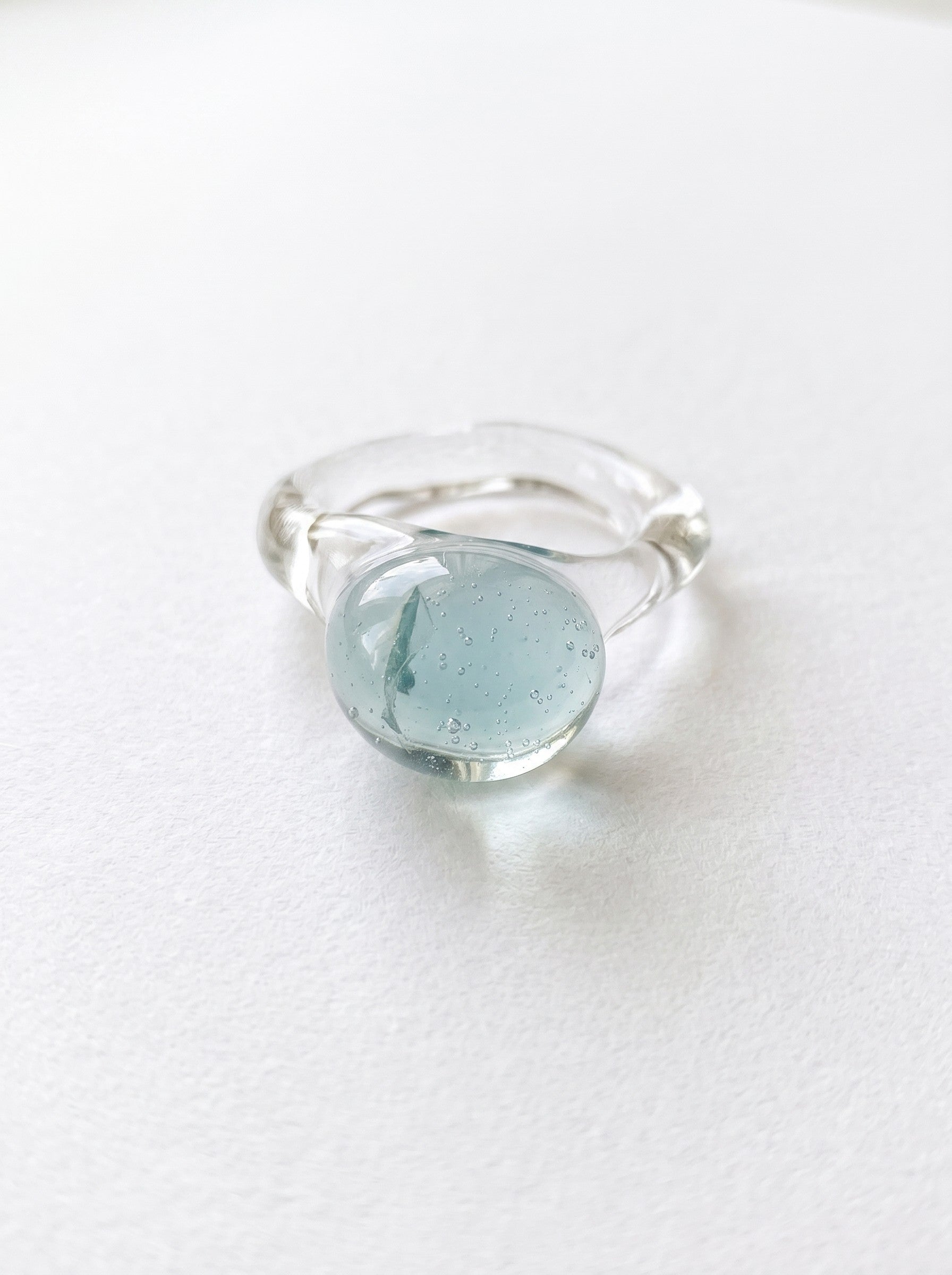 Anillo de vidrio con esfera aguamarina
