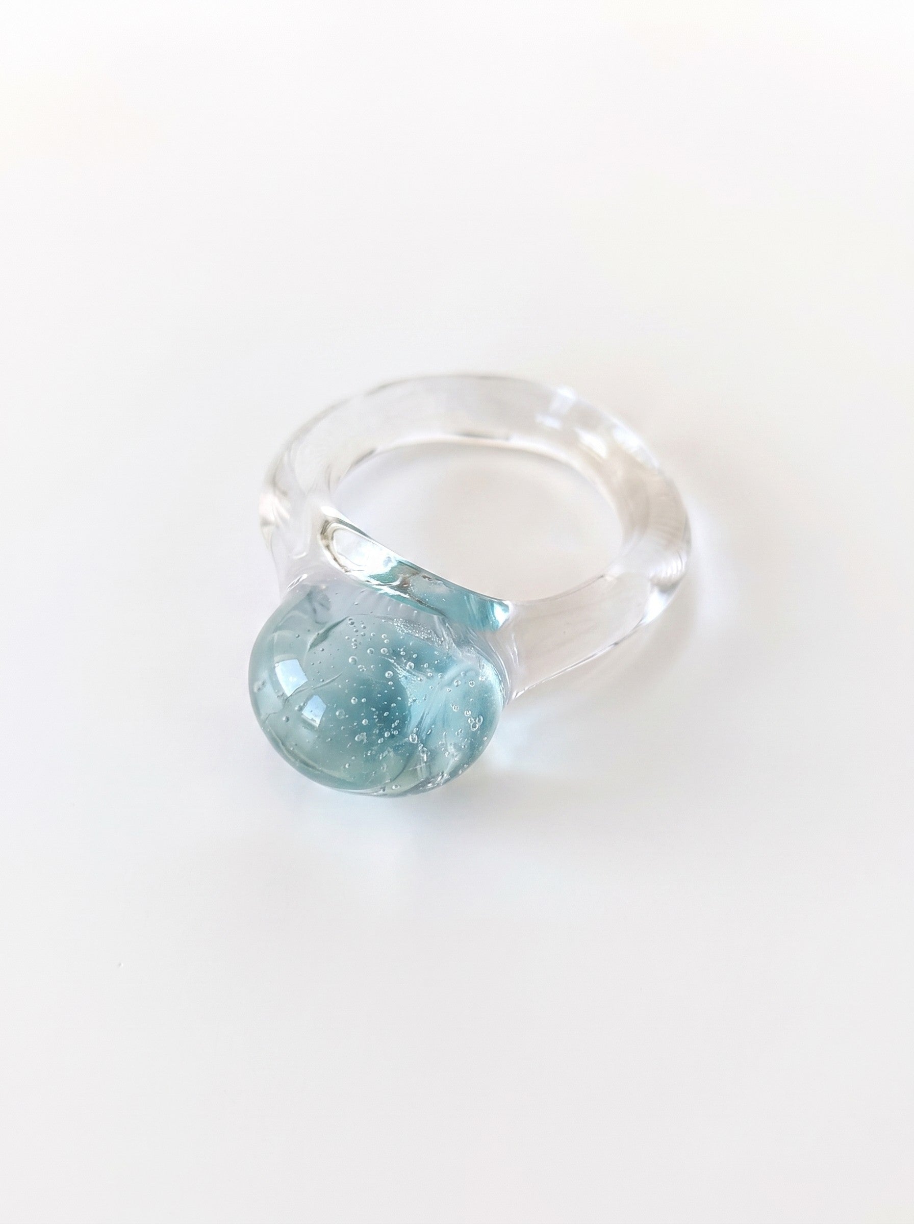 Anillo de vidrio con esfera aguamarina