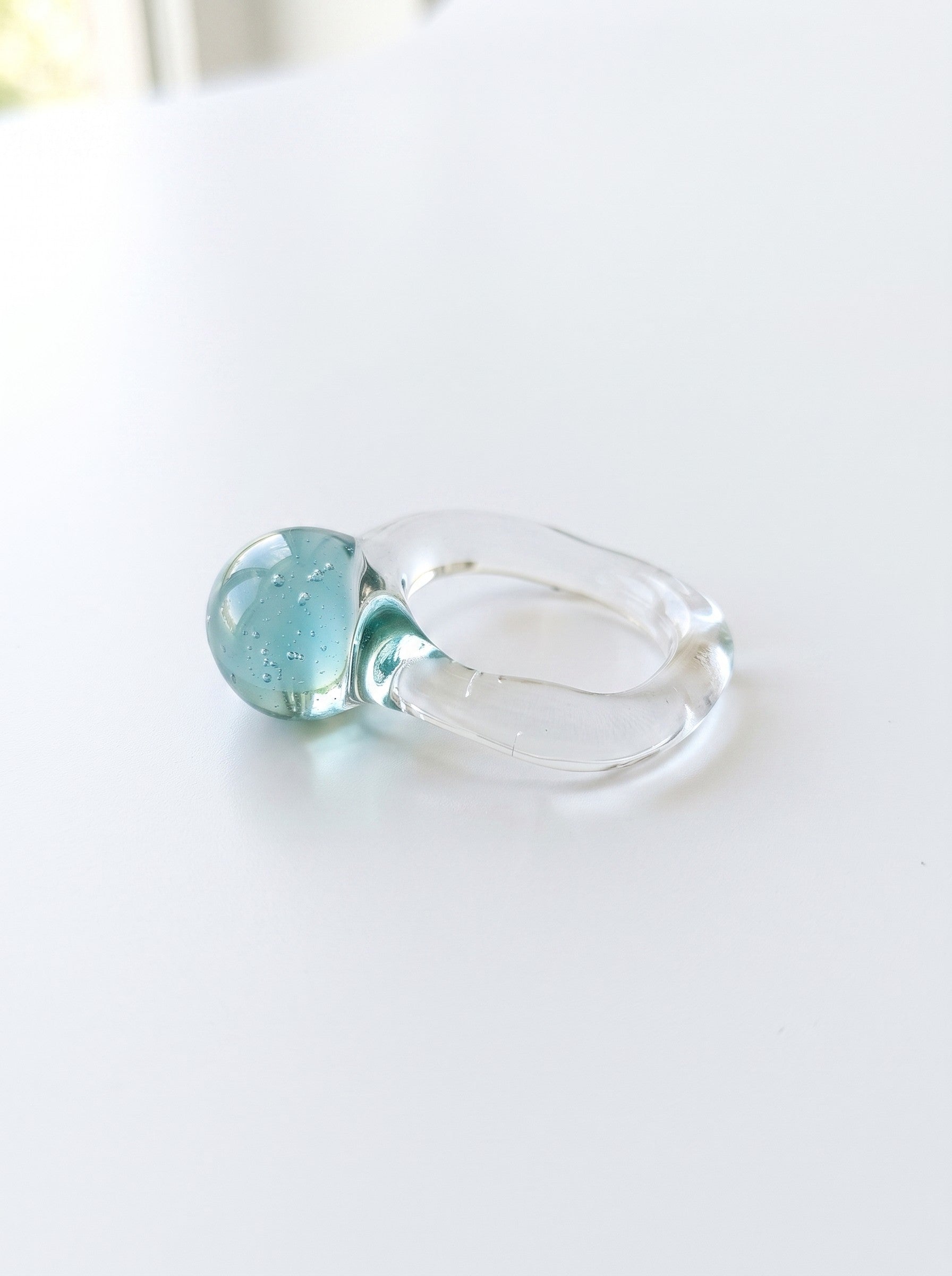 Anillo de vidrio con esfera aguamarina