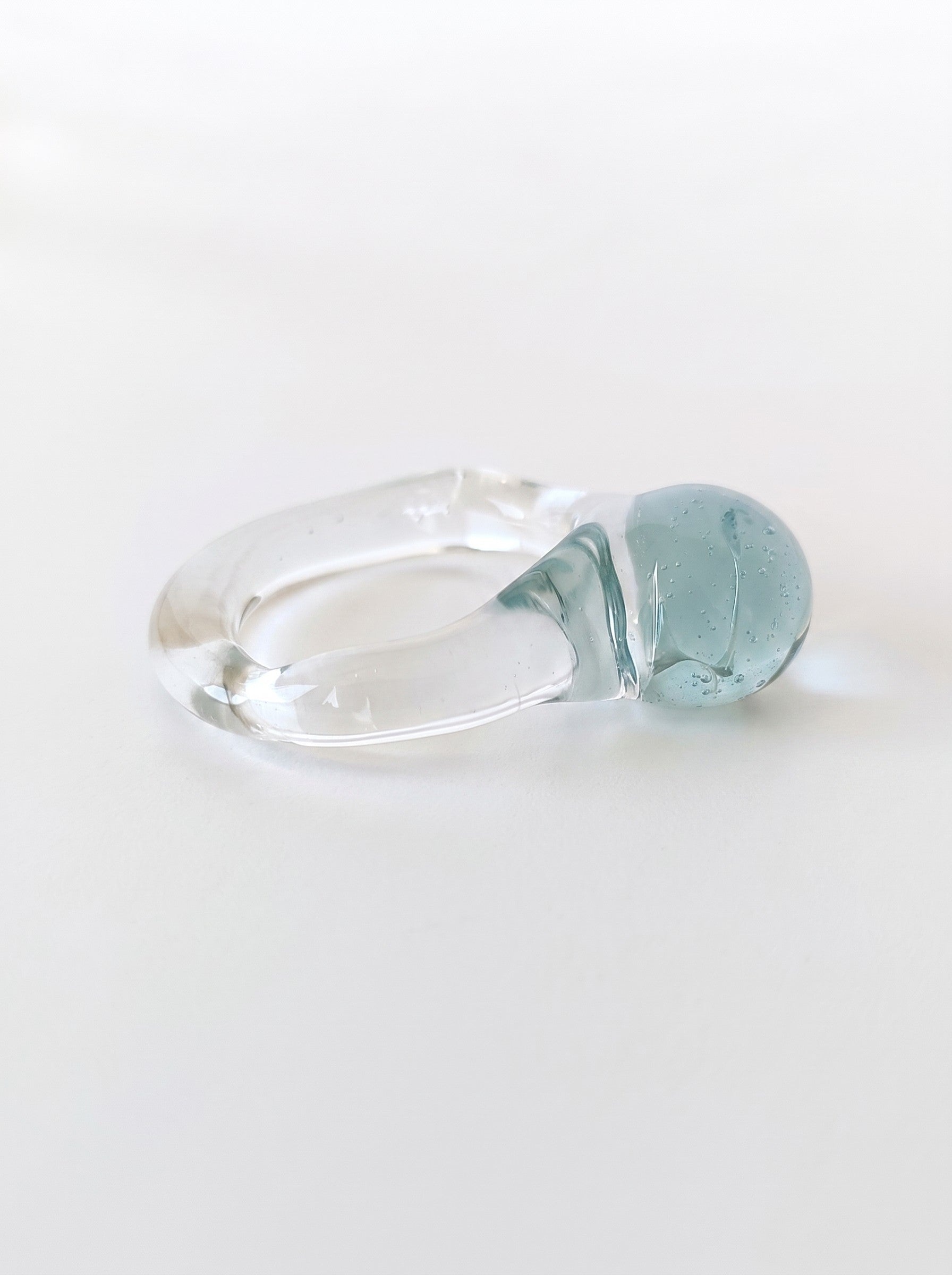 Anillo de vidrio con esfera aguamarina
