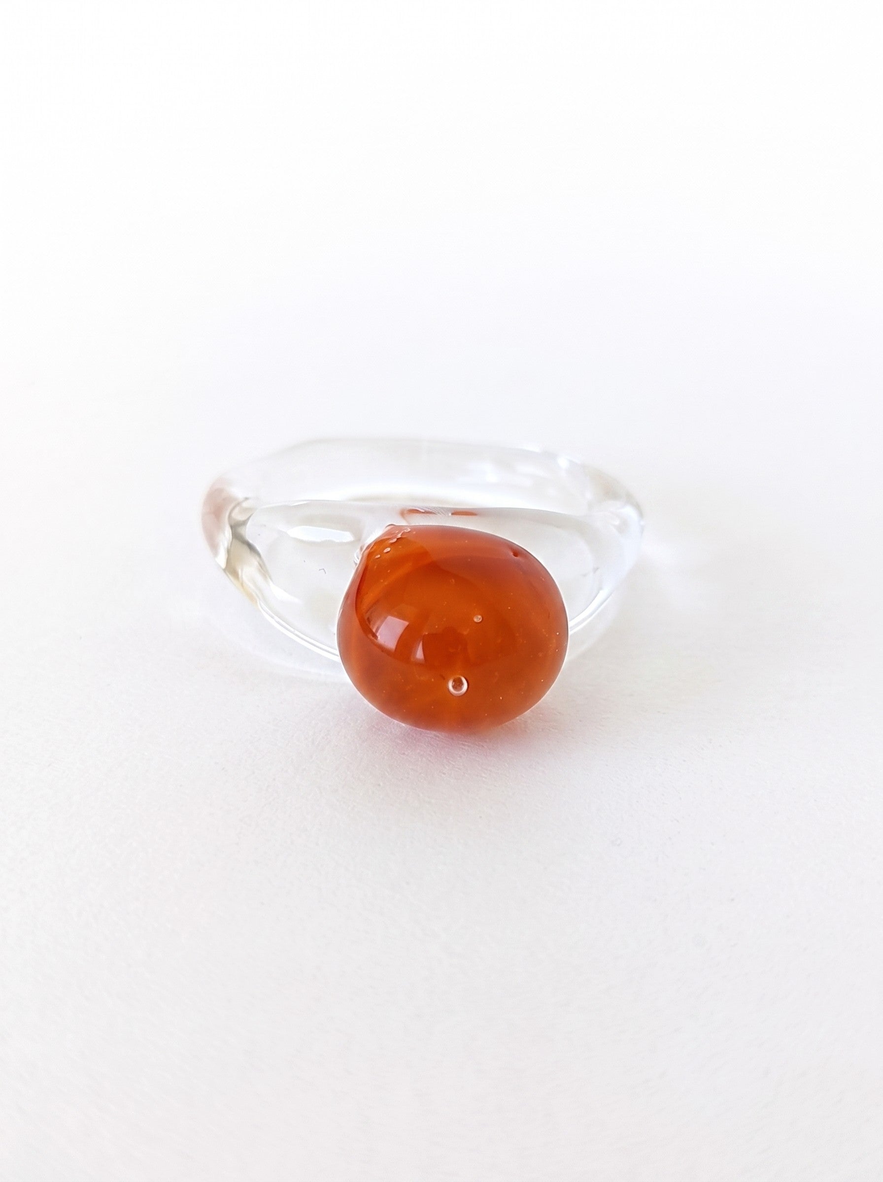 Anillo de vidrio con esfera naranja