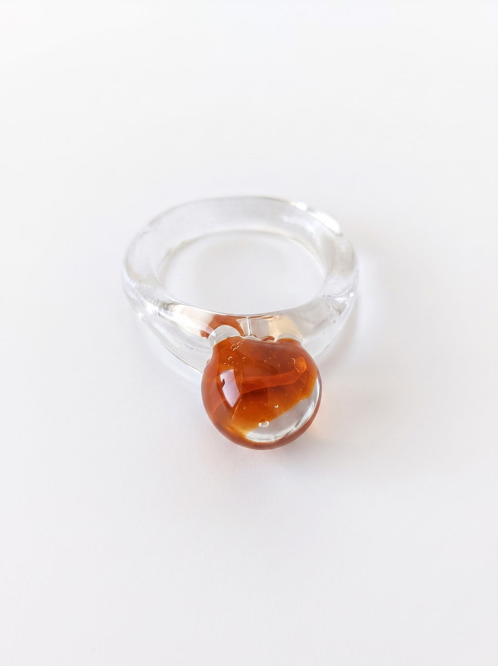 Anillo de vidrio con esfera naranja