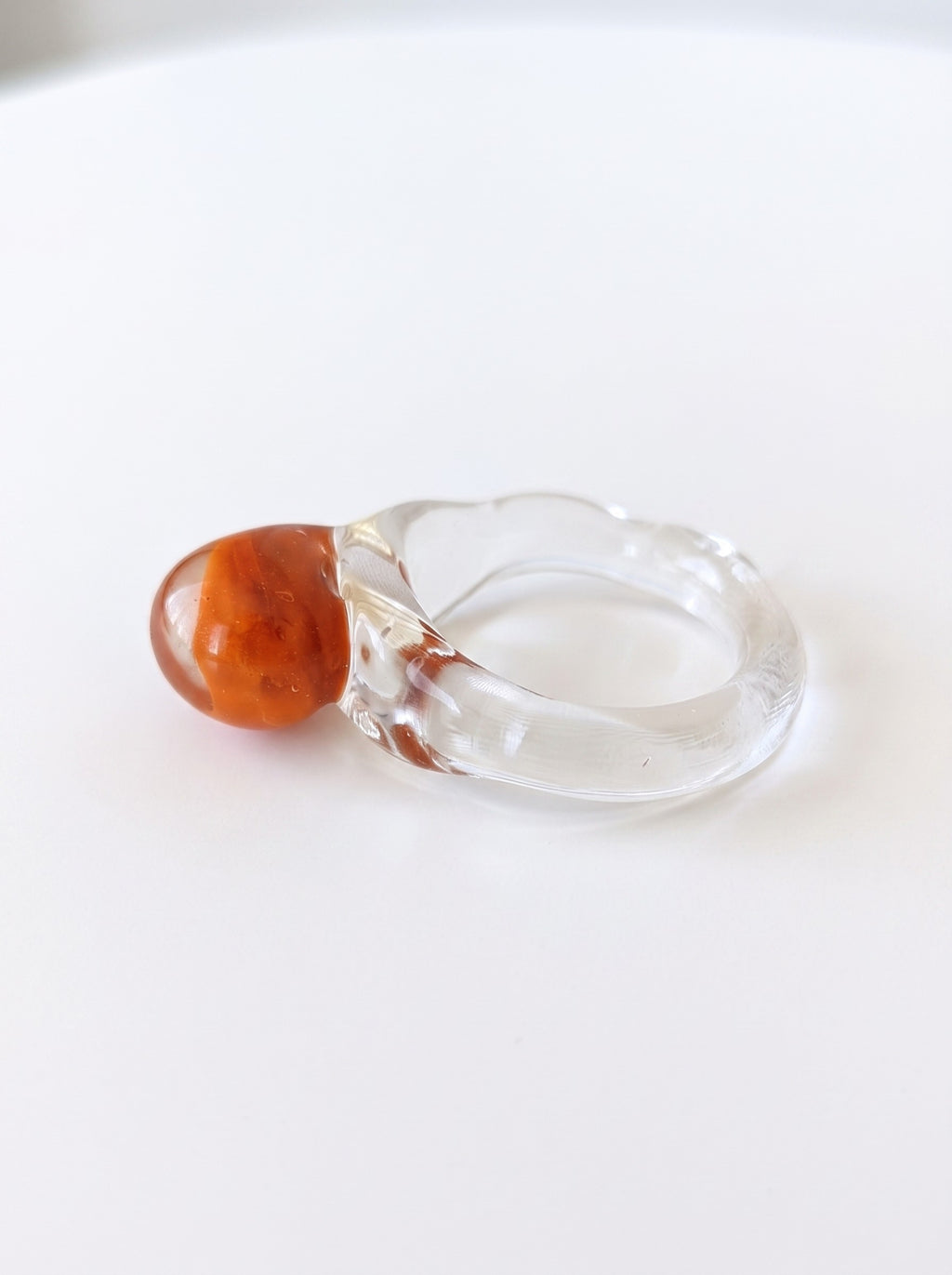 Anillo de vidrio con esfera naranja