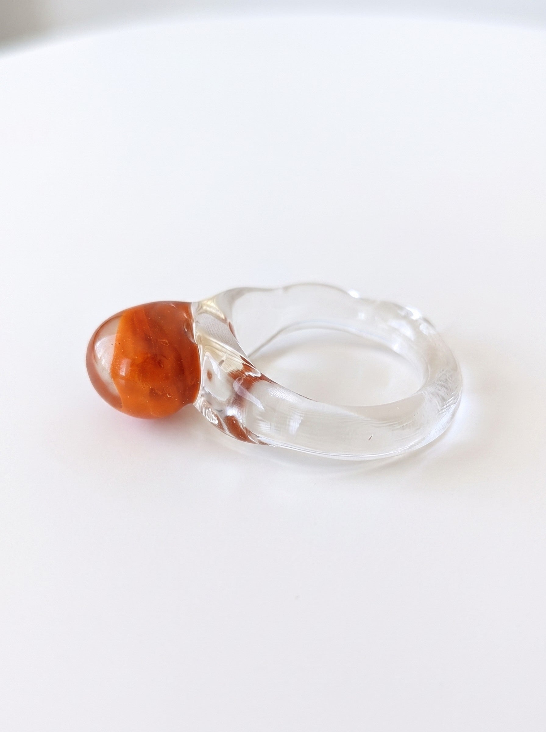 Anillo de vidrio con esfera naranja