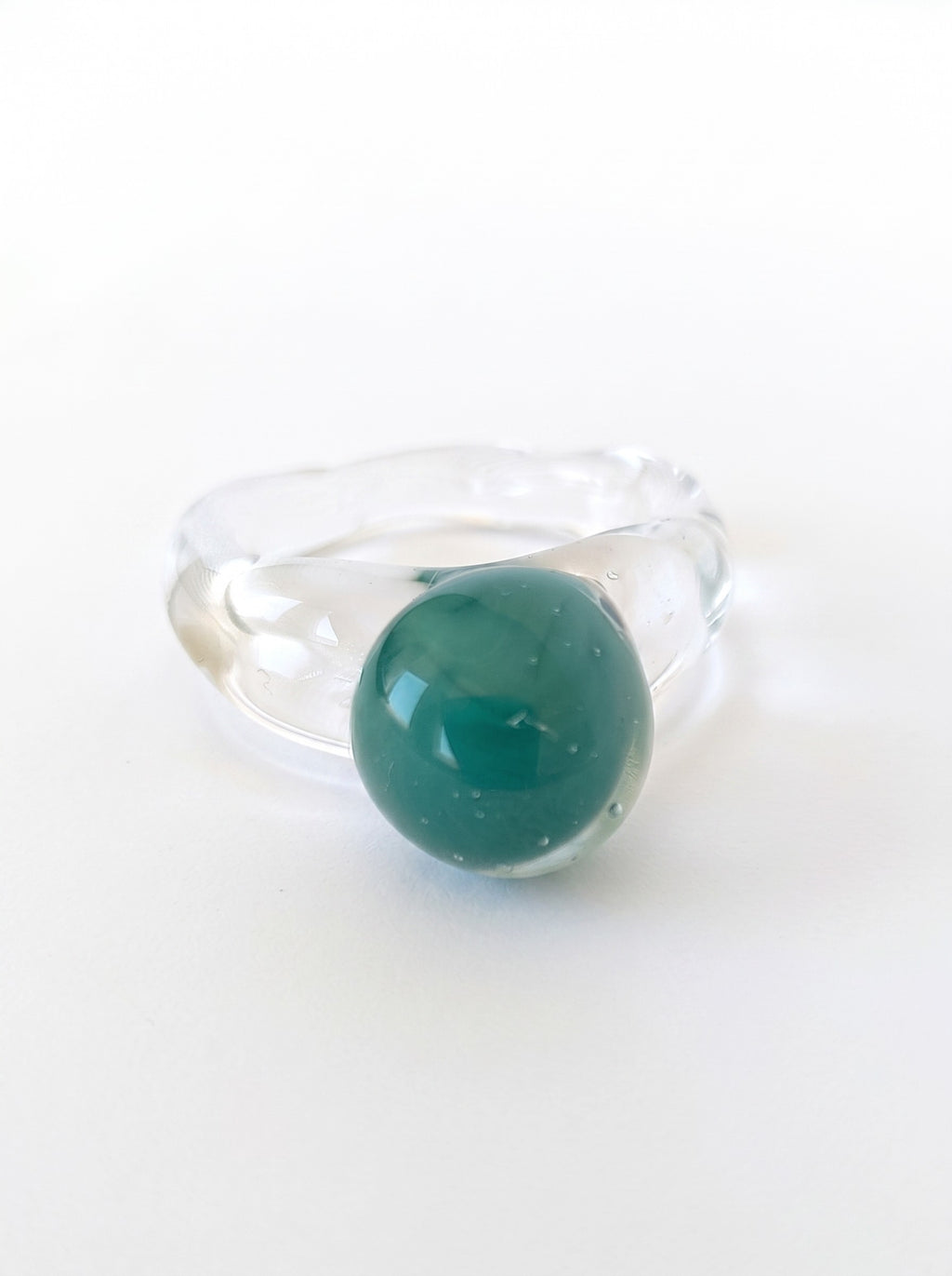 Anillo de vidrio con esfera verde