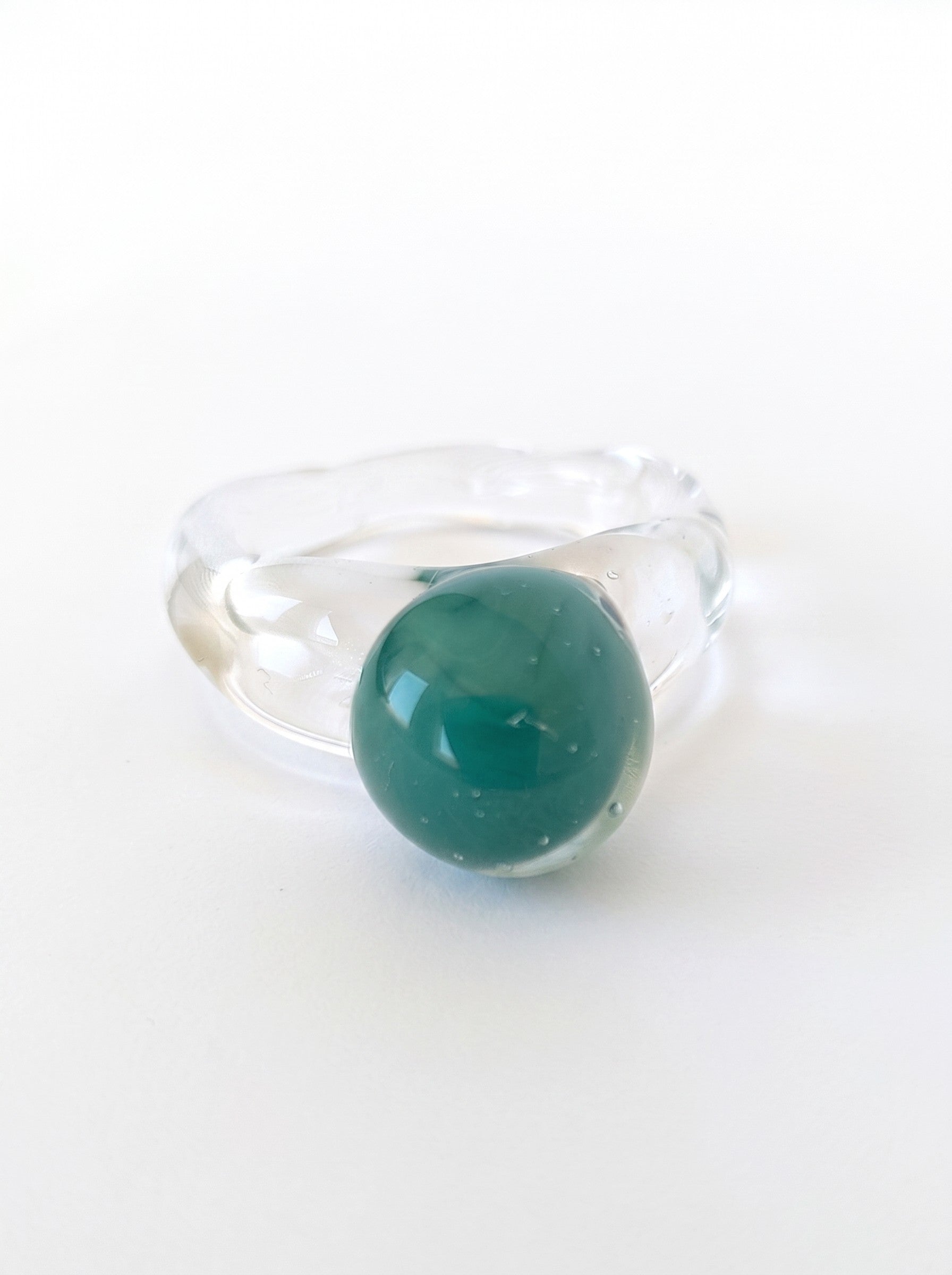 Anillo de vidrio con esfera verde