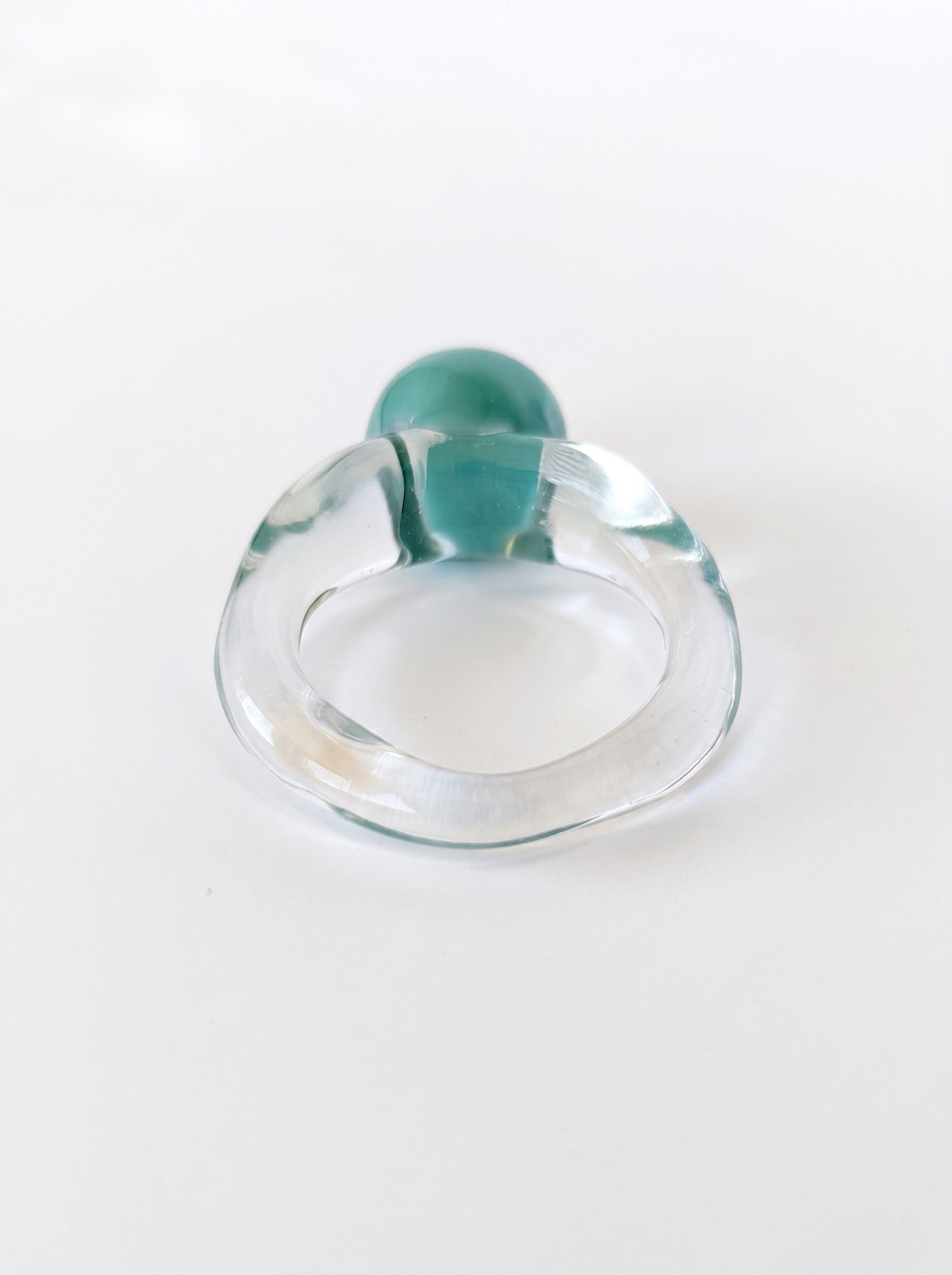 Anillo de vidrio con esfera verde