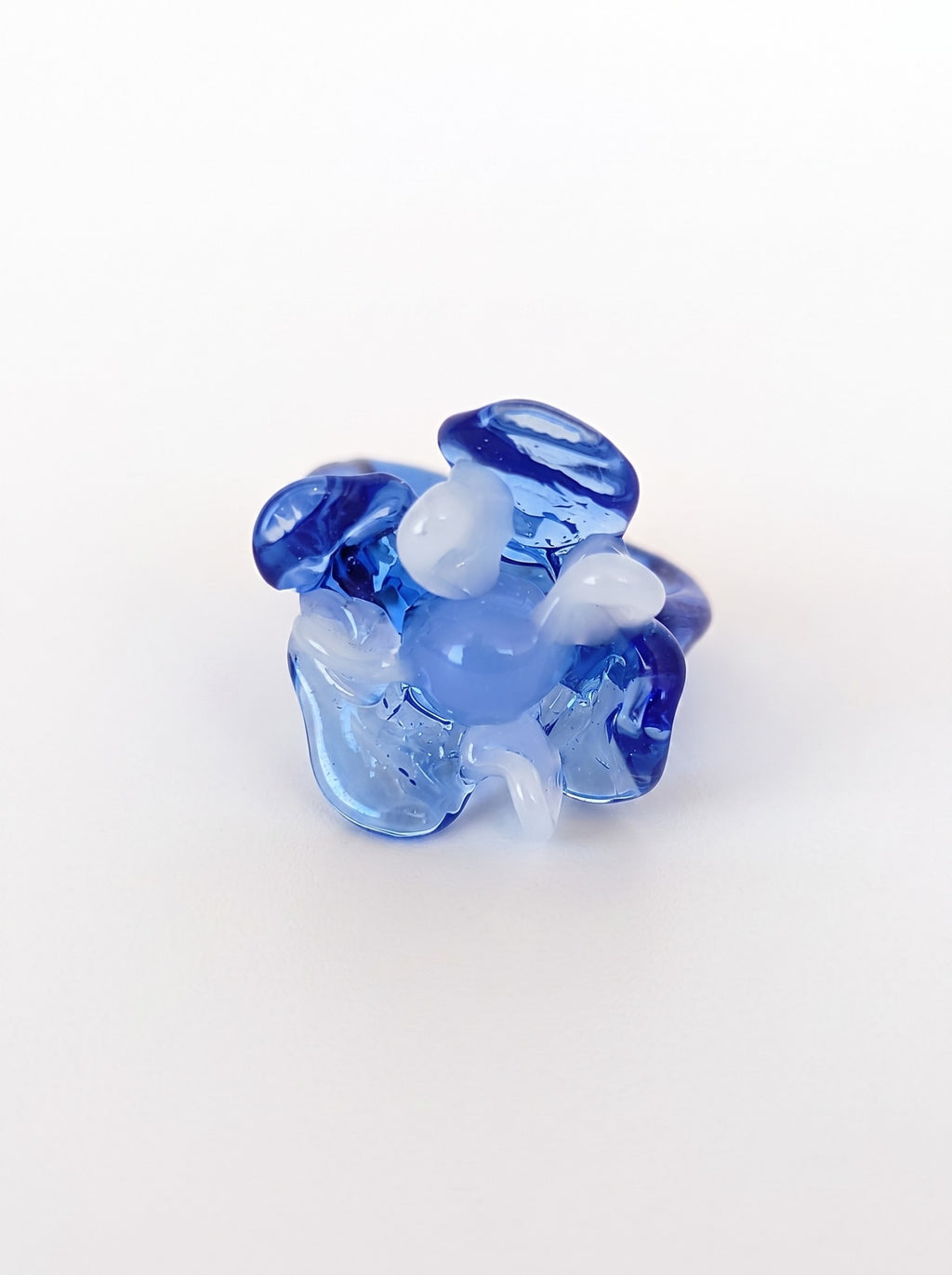 Anillo de vidrio de flor azul