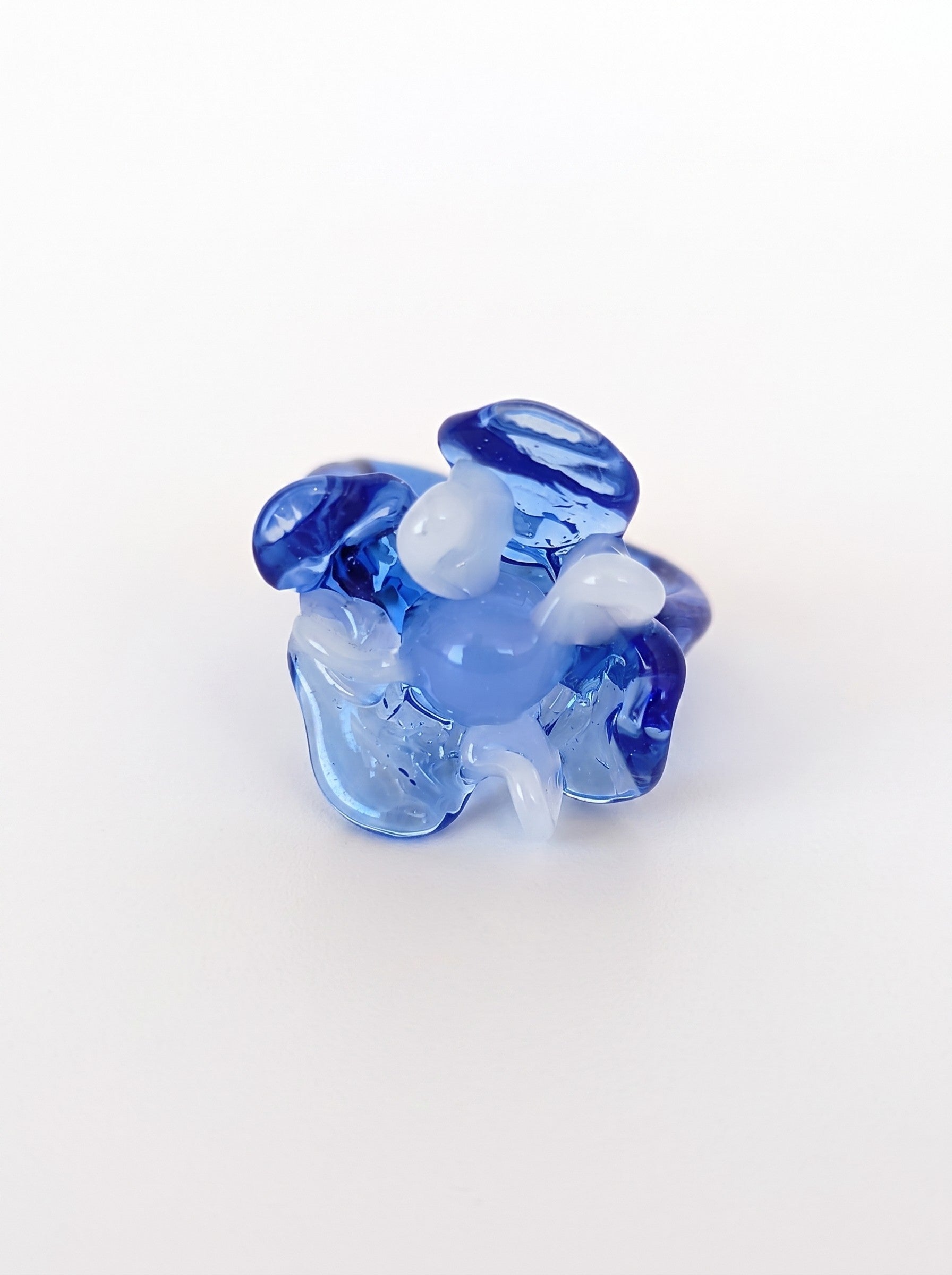 Anillo de vidrio de flor azul