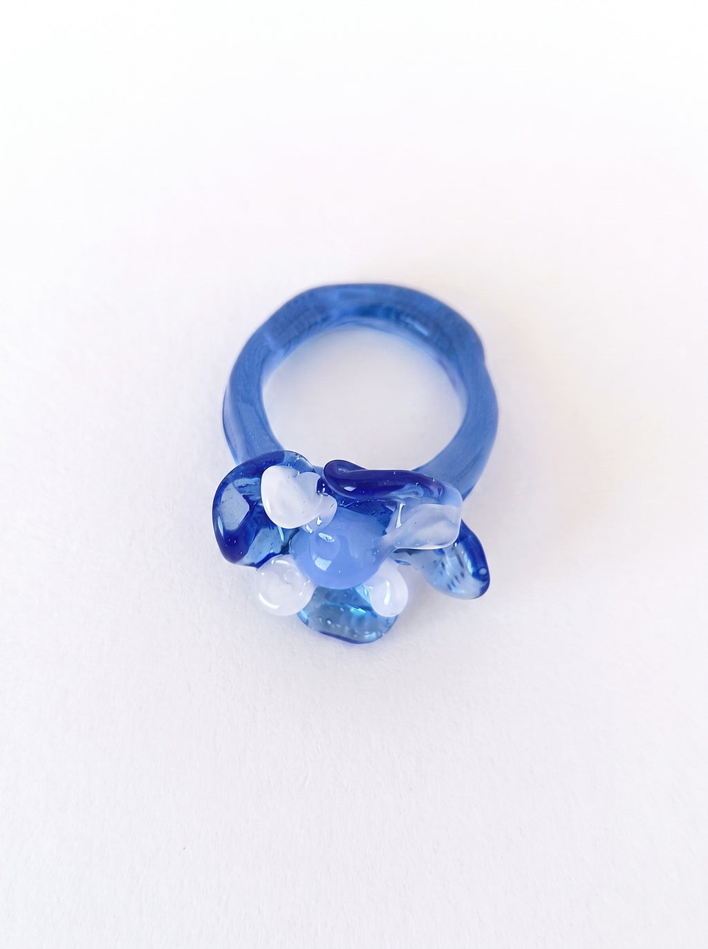 Anillo de vidrio de flor azul
