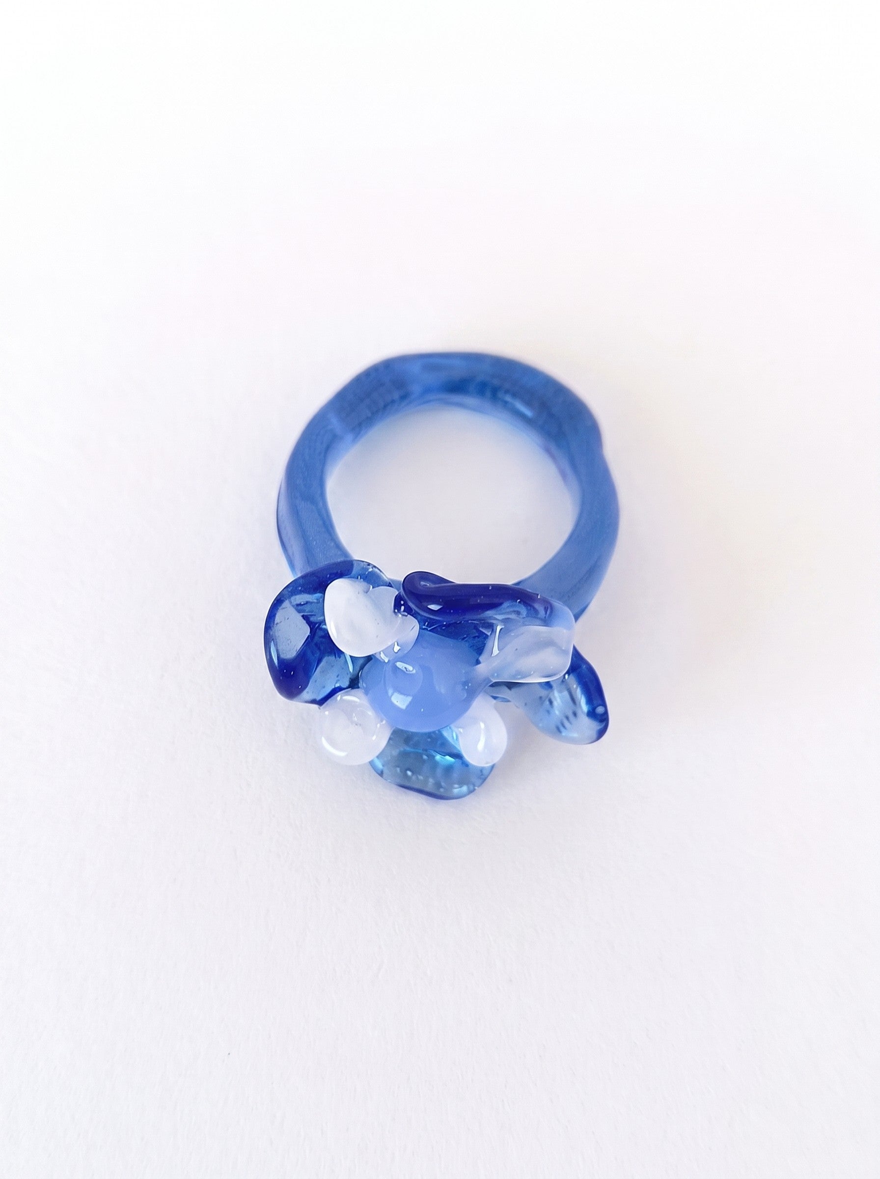 Anillo de vidrio de flor azul