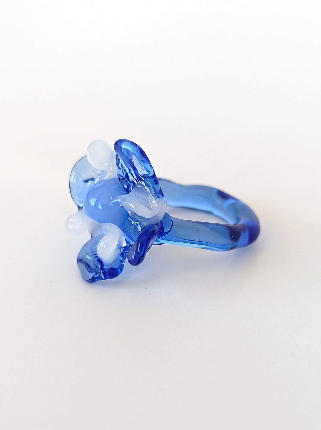 Anillo de vidrio de flor azul