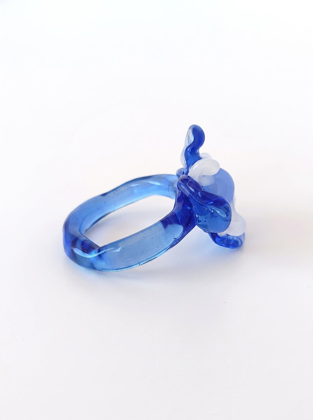 Anillo de vidrio de flor azul