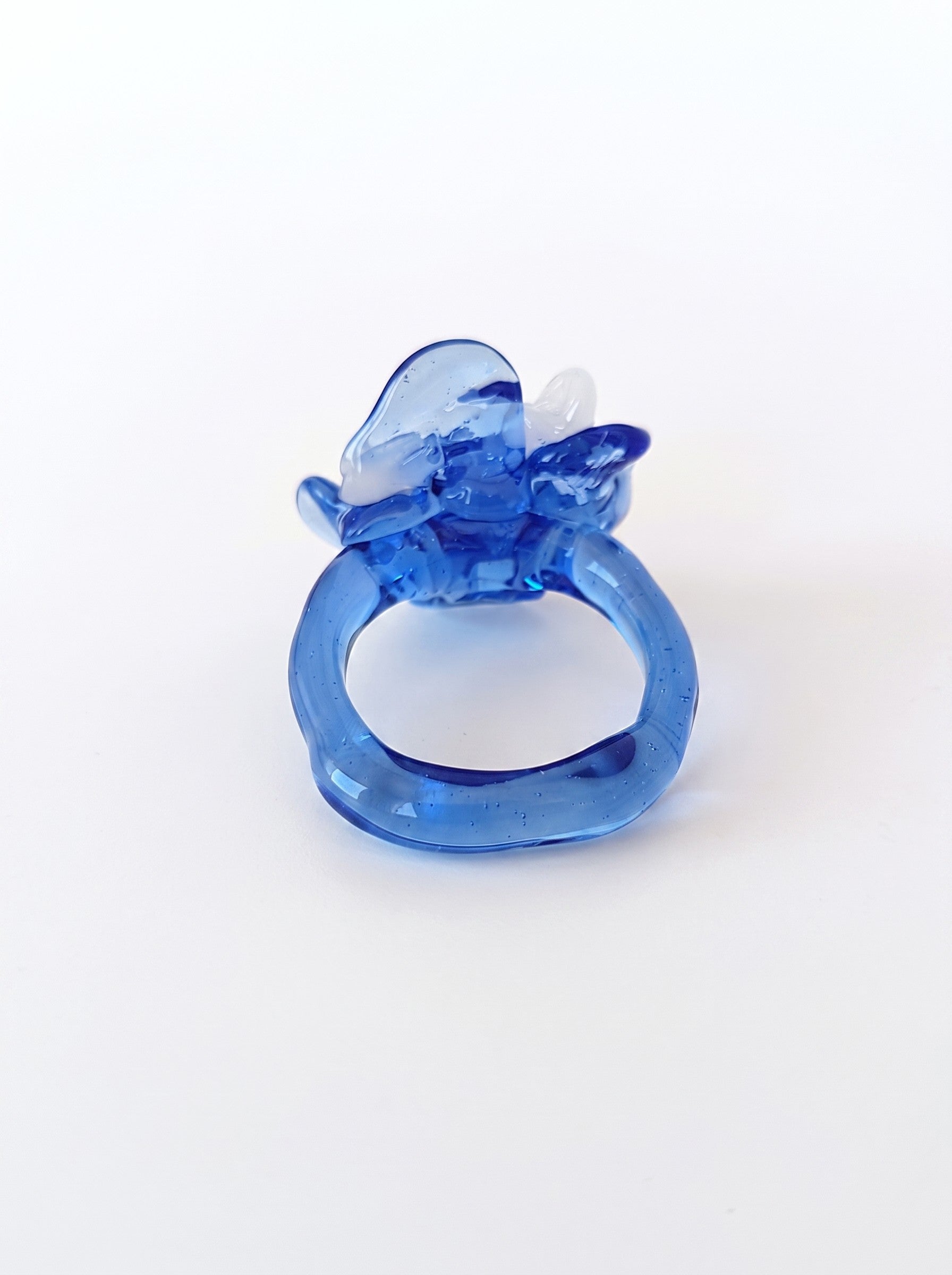 Anillo de vidrio de flor azul