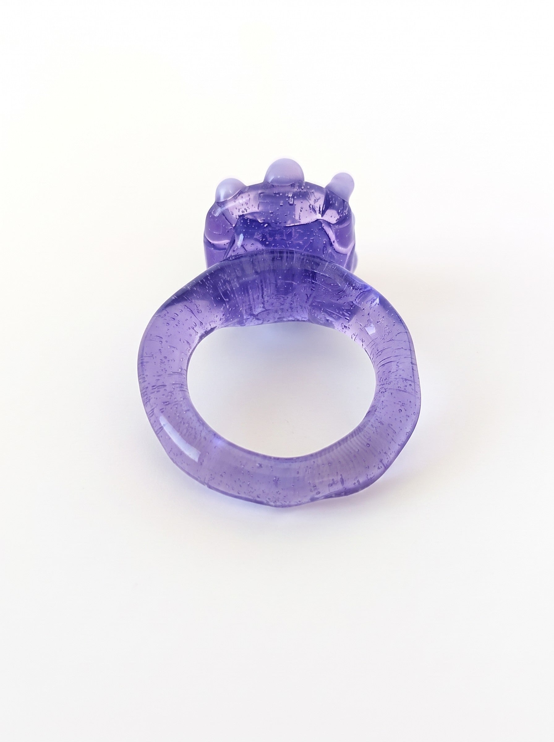 Anillo de vidrio morado