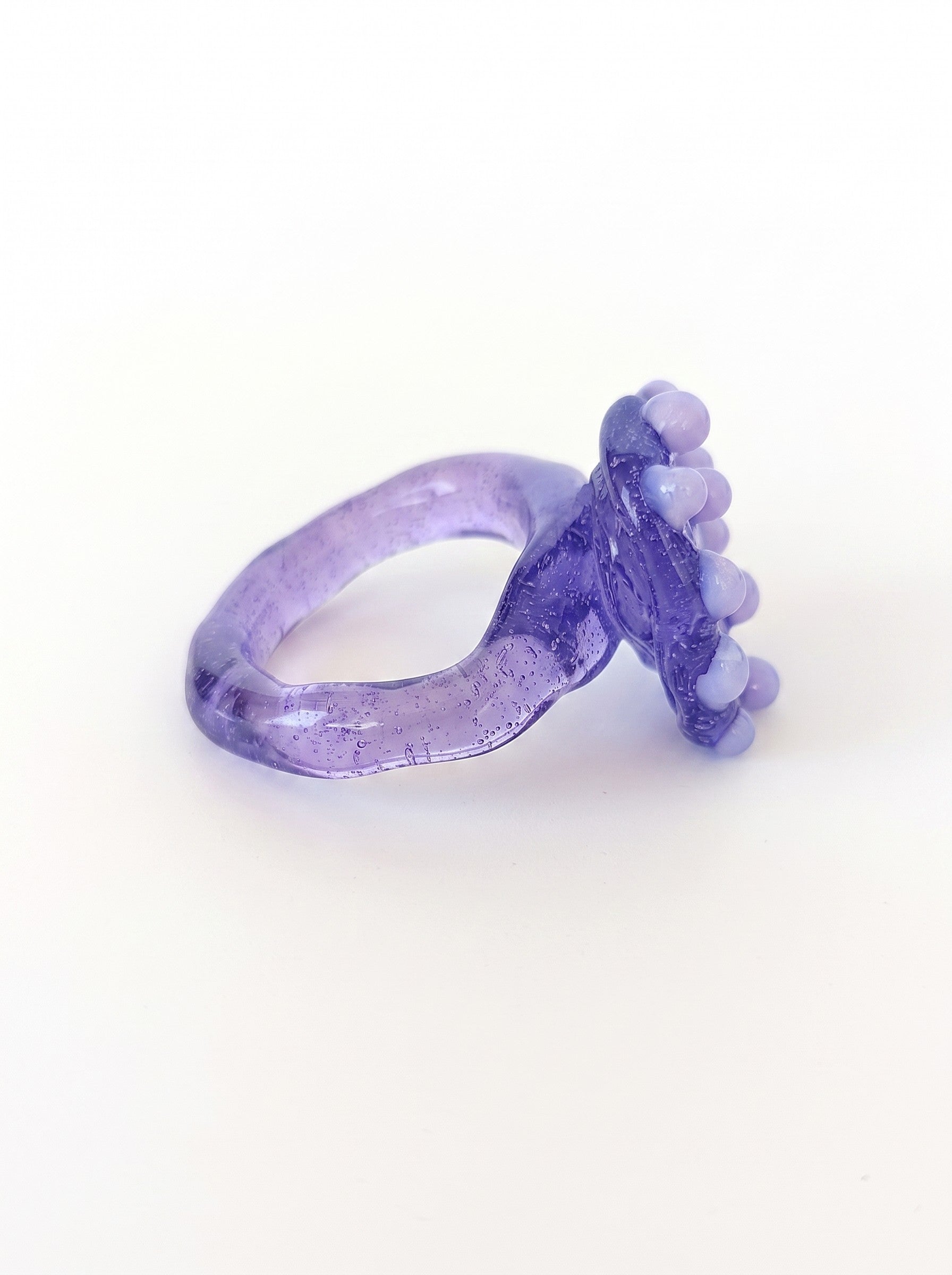 Anillo de vidrio morado
