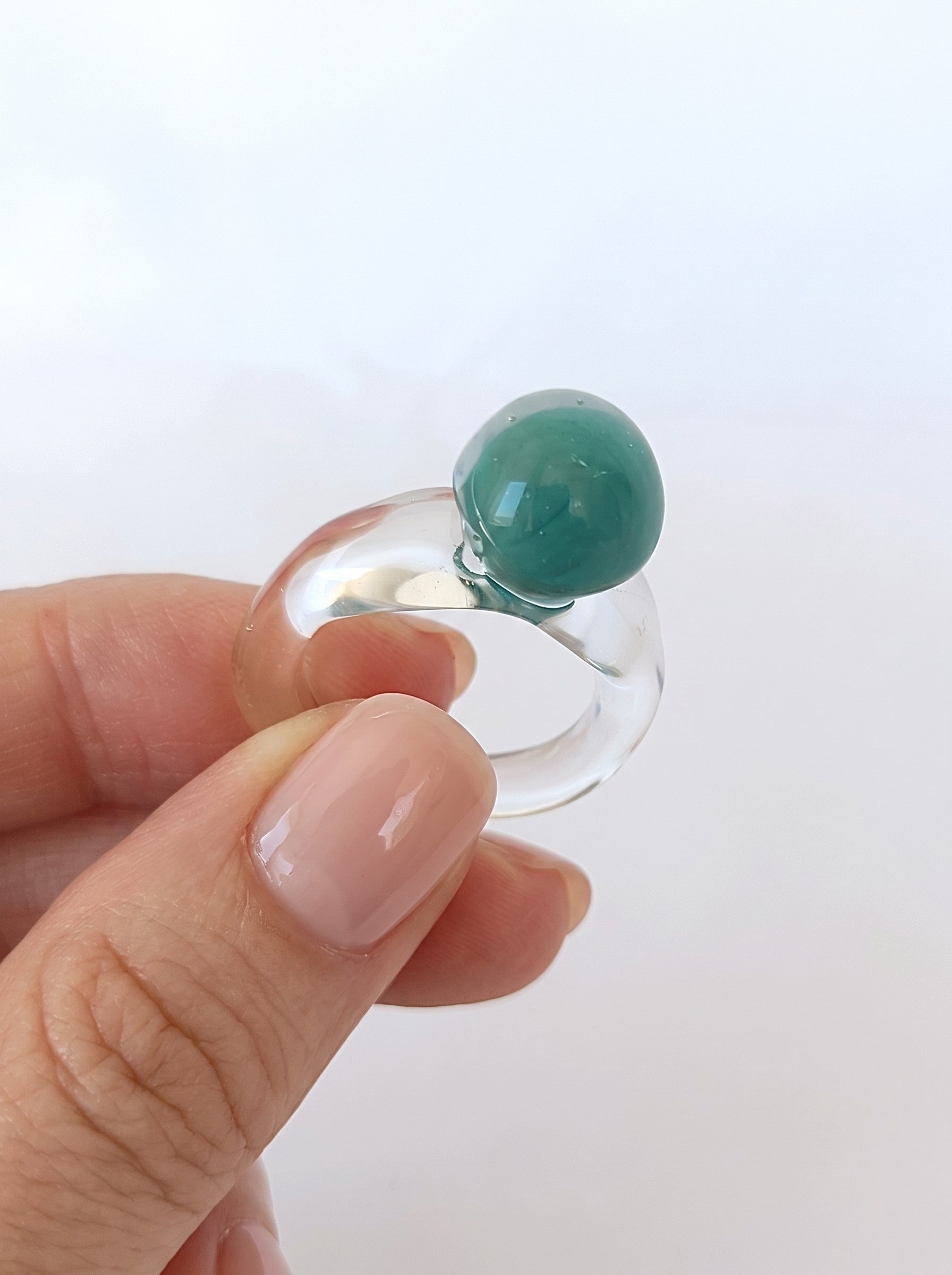 Anillo de vidrio con esfera verde