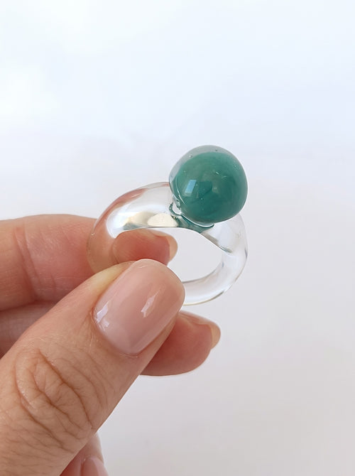 Anillo de vidrio con esfera verde