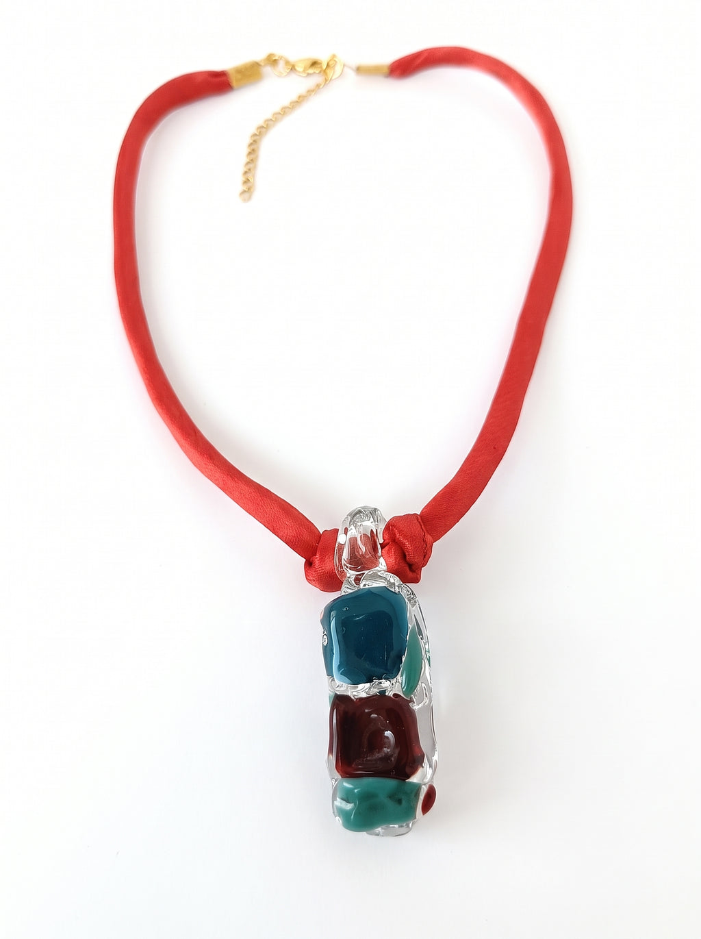 Collar de seda con colgante de vidrio