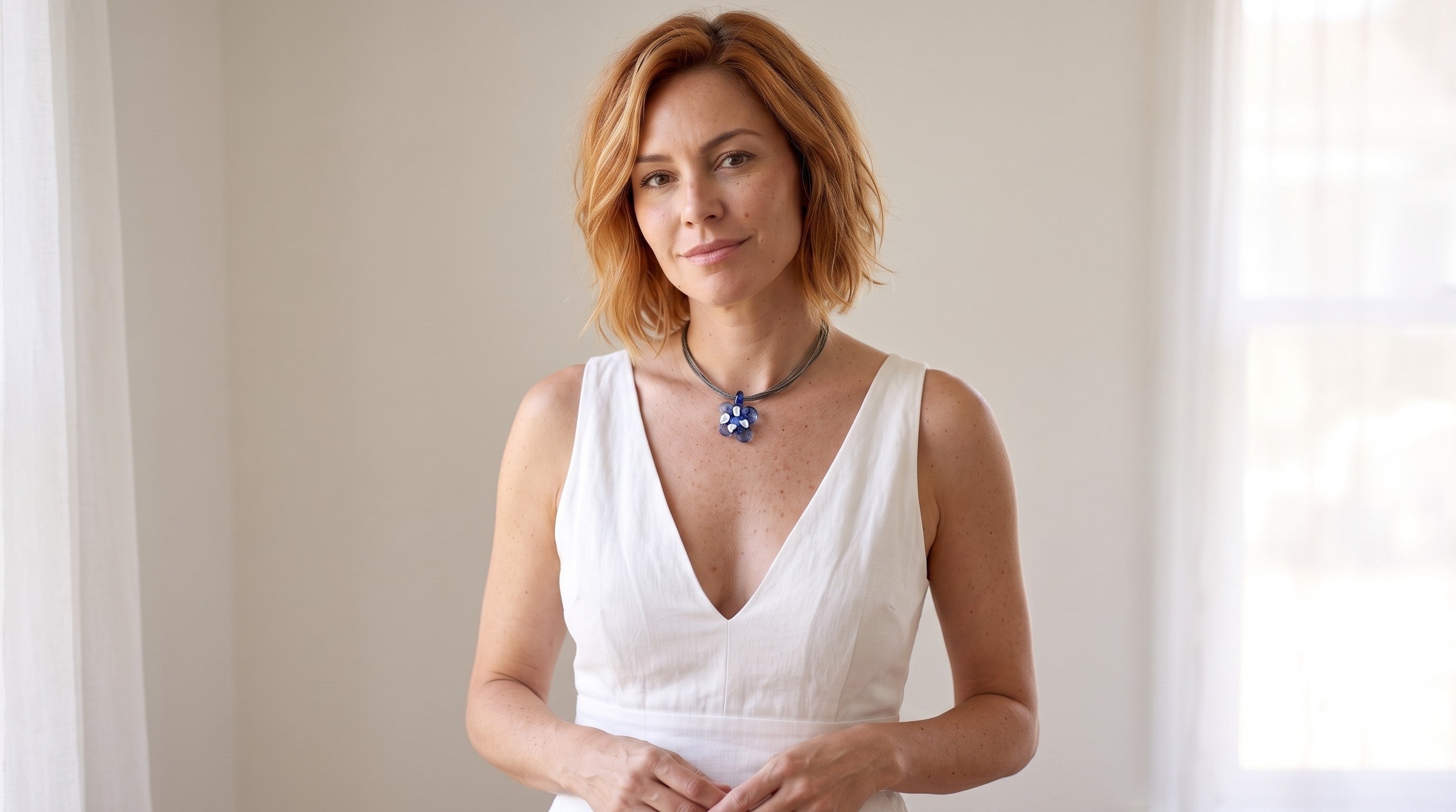 Collar corto con flor de vidrio azul