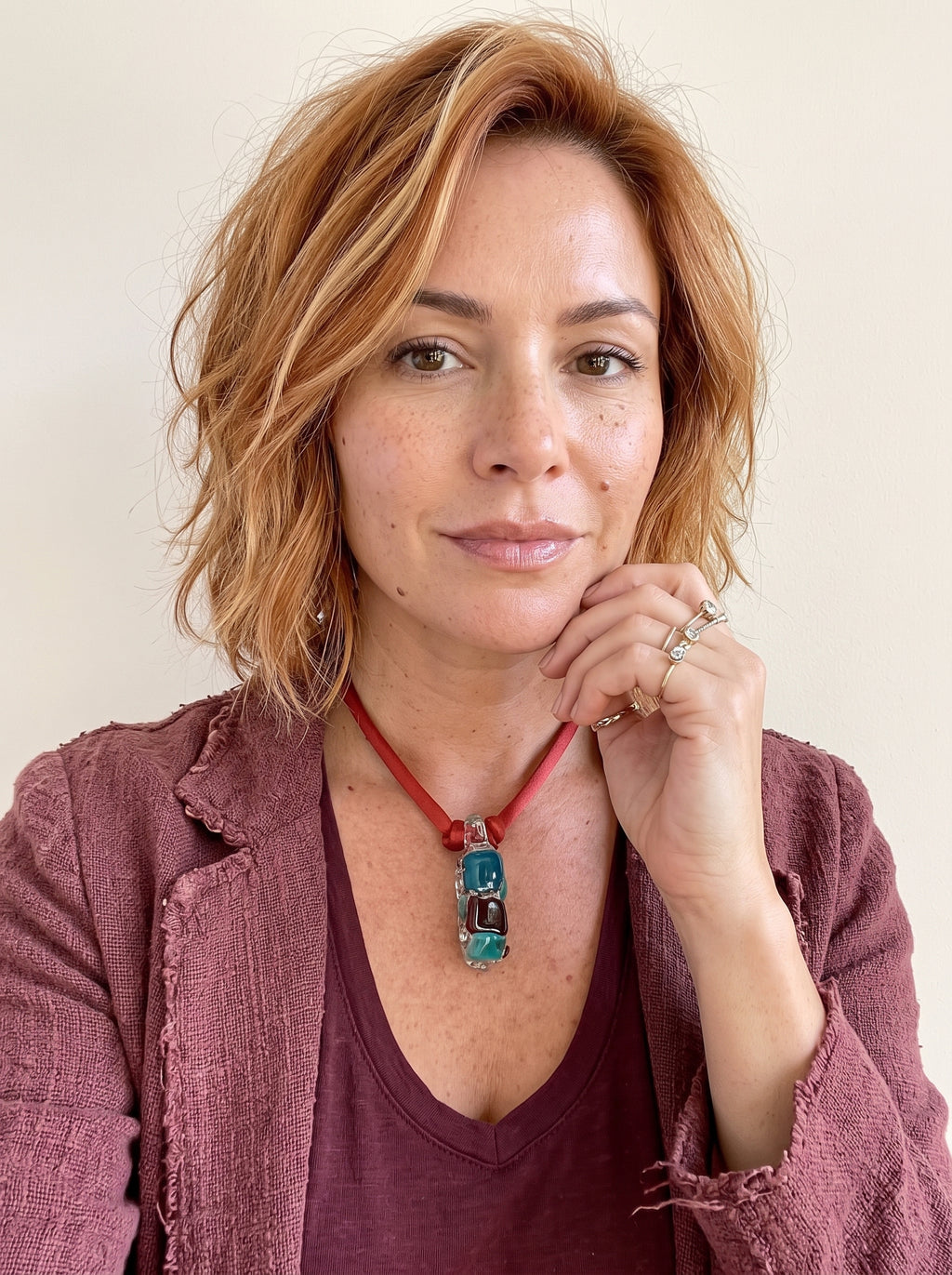Collar de seda con colgante de vidrio