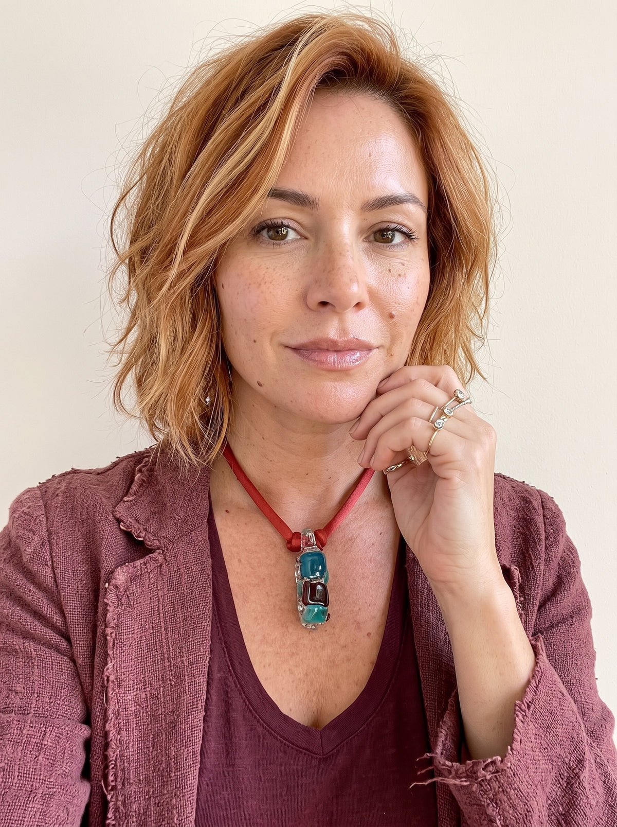 Collar de seda con colgante de vidrio