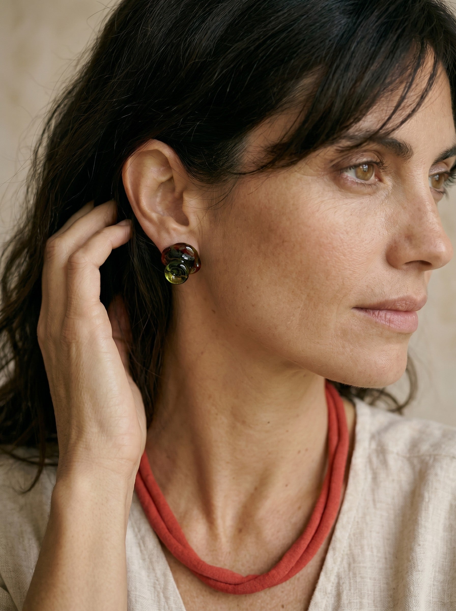 Pendientes de vidrio en verde y rojo.