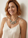 Collar de lino con piedras naturales y detalles en tonos suaves