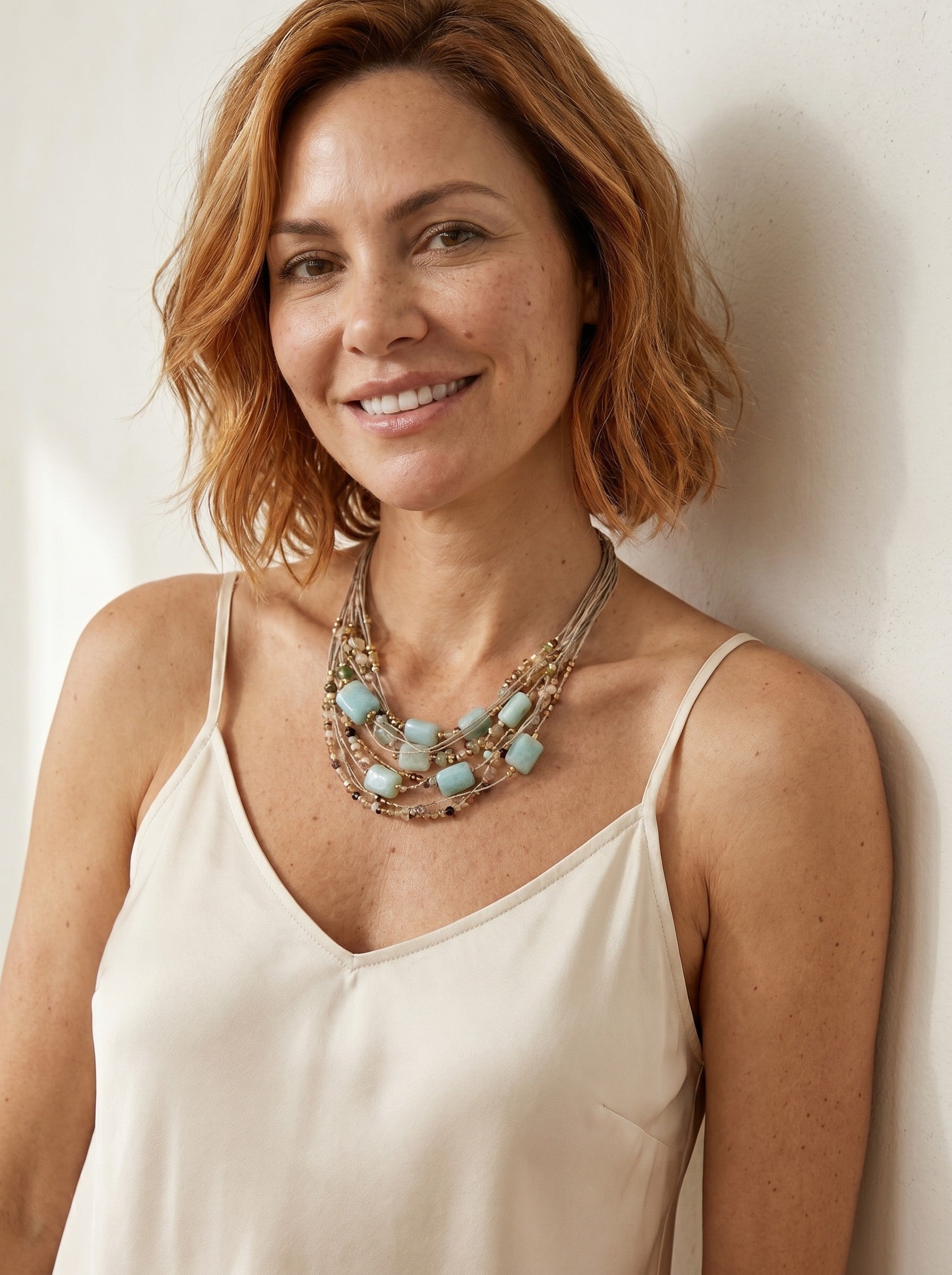 Collar de lino con piedras naturales y detalles en tonos suaves