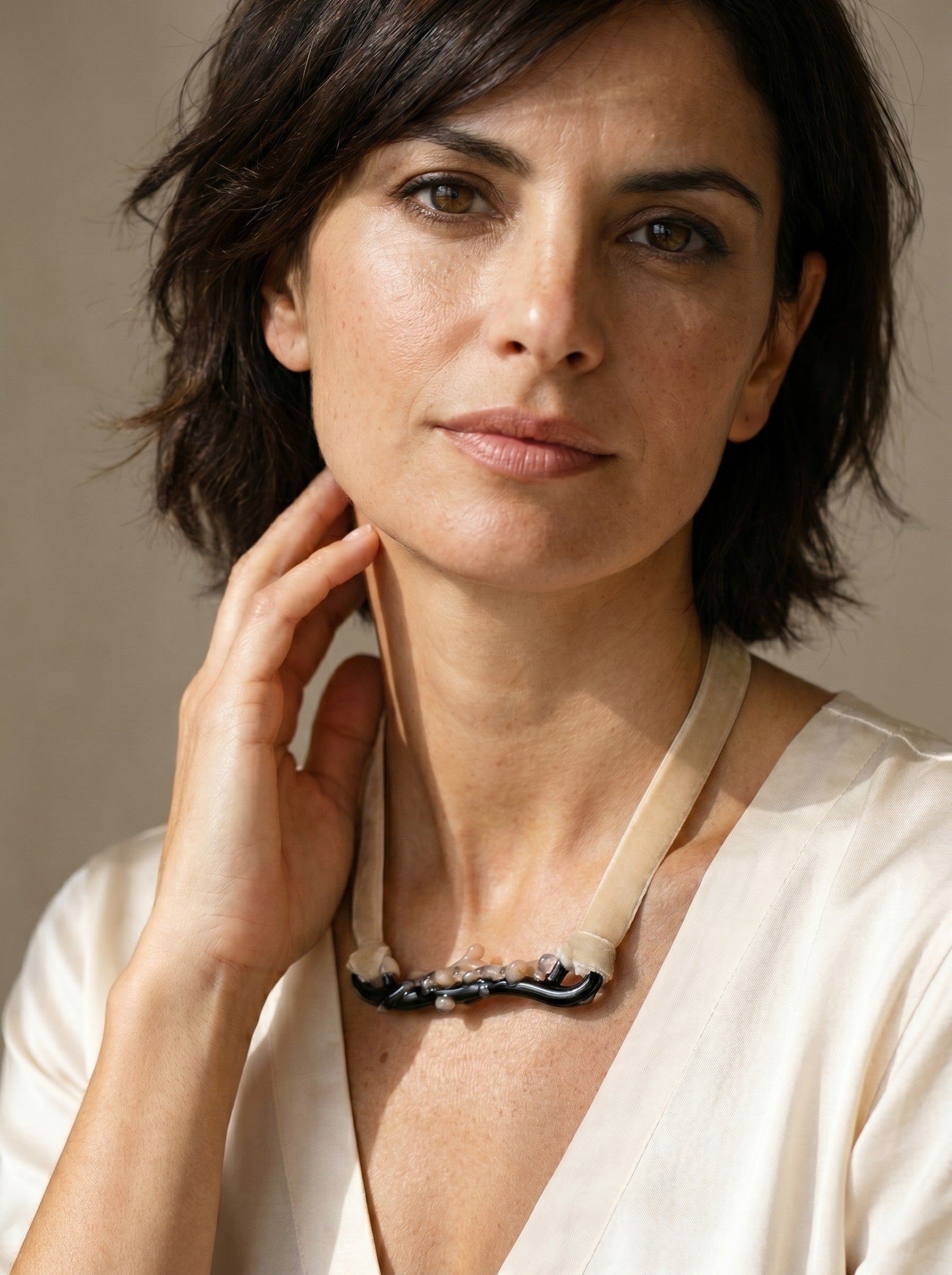 Collar corto de terciopelo con colgante de vidrio artesanal.